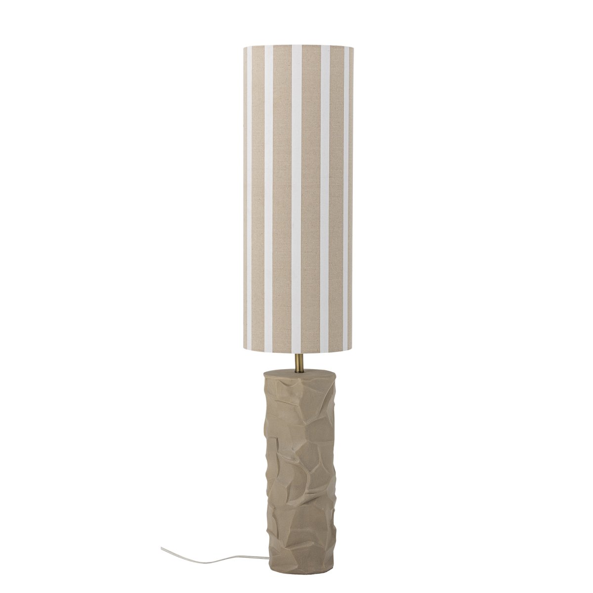 Jani Bruin vloerlamp Van Bloomingville - De eenvoudige lampenkap is versierd met verticale strepen die een stijlvol contrast vormen met de natuurlijke voet - een harmonieuze mix die perfect past in de woonkamer, slaapkamer of een rustig hoekje in huis.
