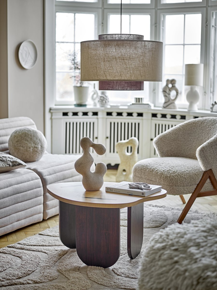 Janica Ø60 Bruin hanglamp Van Bloomingville - De lampenkap is gemaakt van linnen en verkrijgbaar in warme, bruine tinten die een zacht en aangenaam licht in de kamer cre&euml;ren.