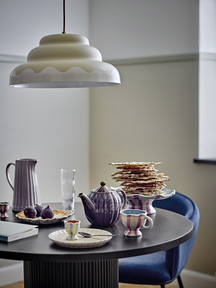 Lacya Ø40 Beige hanglamp Van Bloomingville - De unieke vorm en subtiele tinten maken Lacya een perfect detail in alles, van de keuken en eetkamer tot de slaapkamer en woonkamer - een hanglamp die stijlvolle harmonie in de kamer cre&euml;ert.