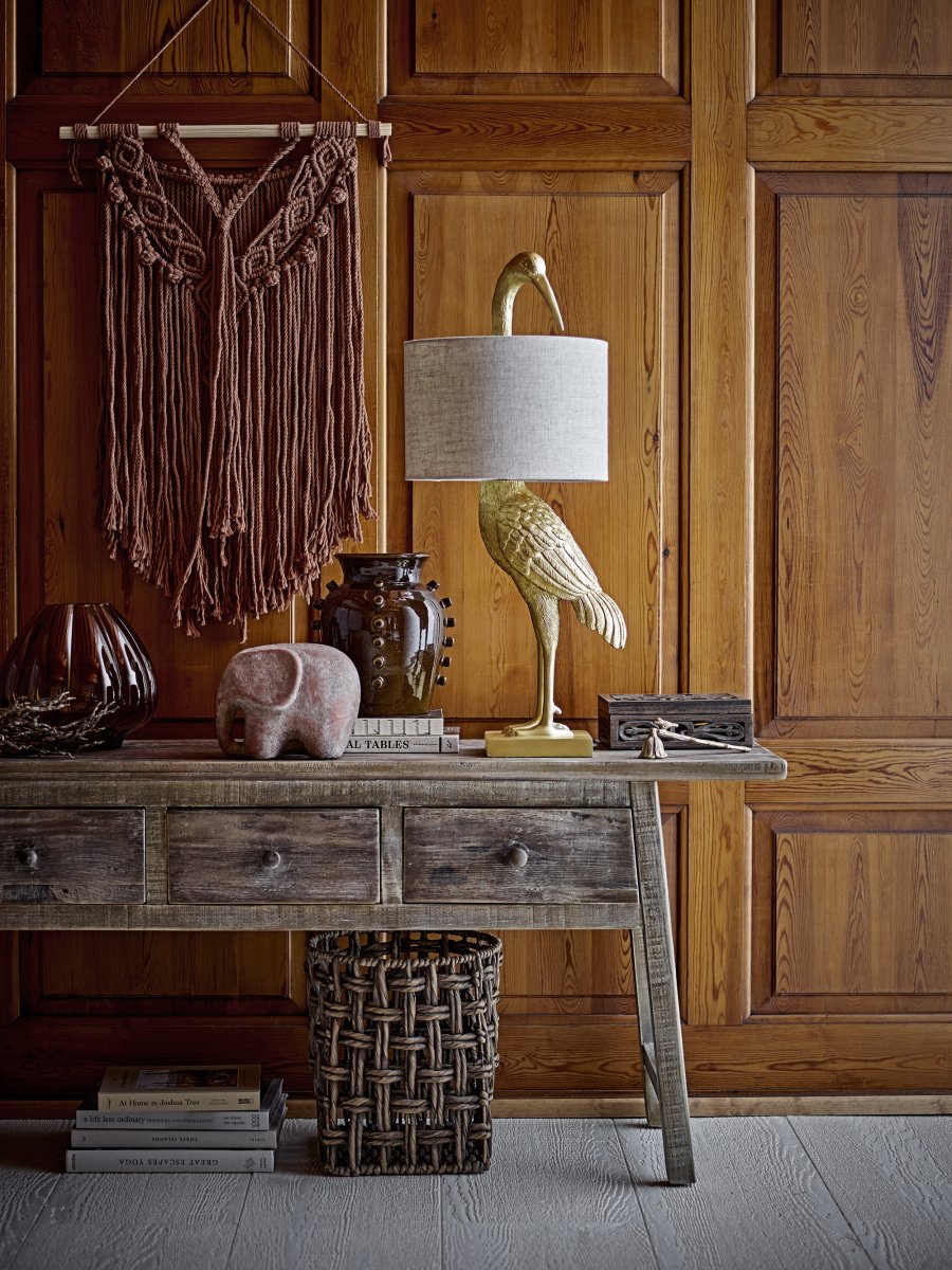 Heron 73cm Goud tafellamp Van Bloomingville - De lamp heeft een elegante gouden kleur en wordt gecompleteerd door een natuurlijk gekleurde linnen kap die een zacht en aangenaam licht verspreidt.