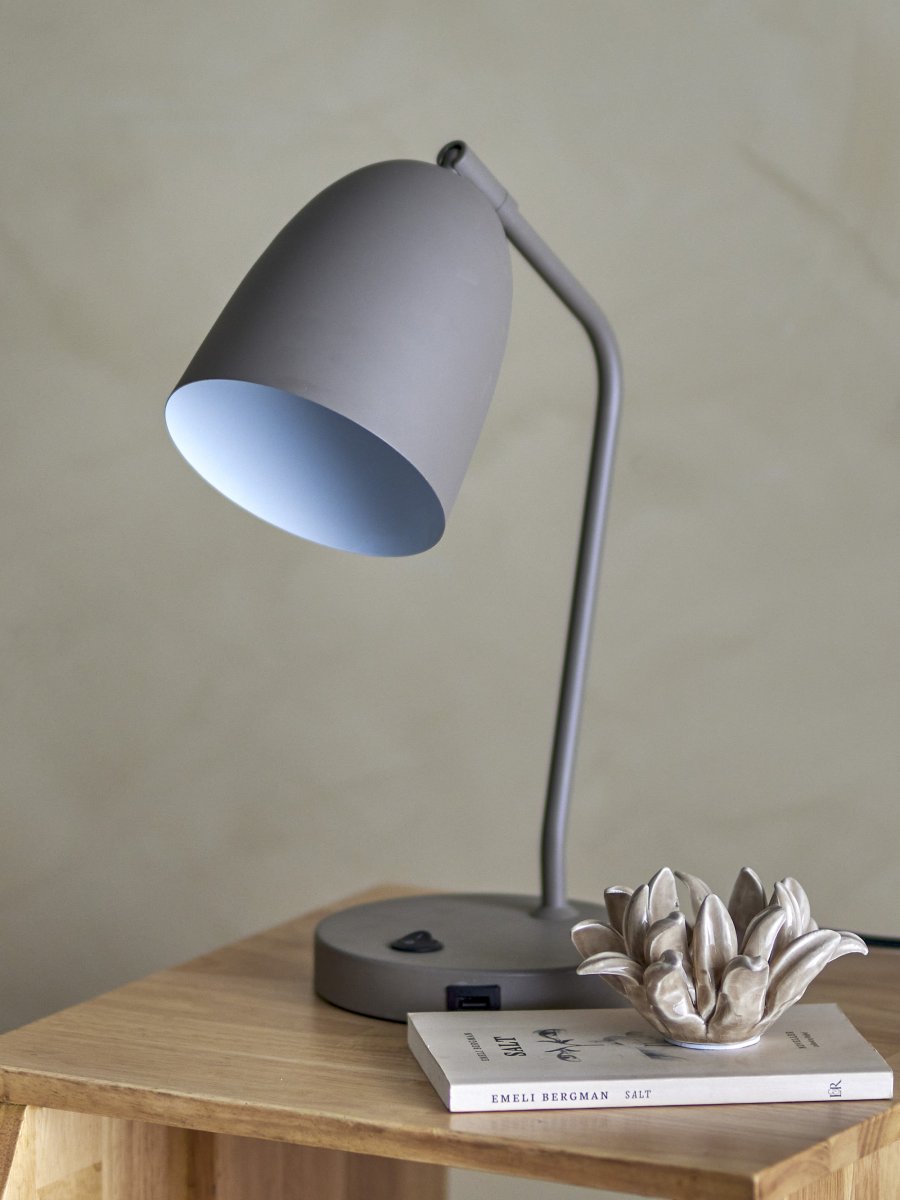 Lemar 37cm Grijs bureaulamp Van Bloomingville - De Lemar tafellamp van Bloomingville is gemaakt van metaal met een klassiek en minimalistisch design dat perfect past op het bureau of in de hoek van de kamer.