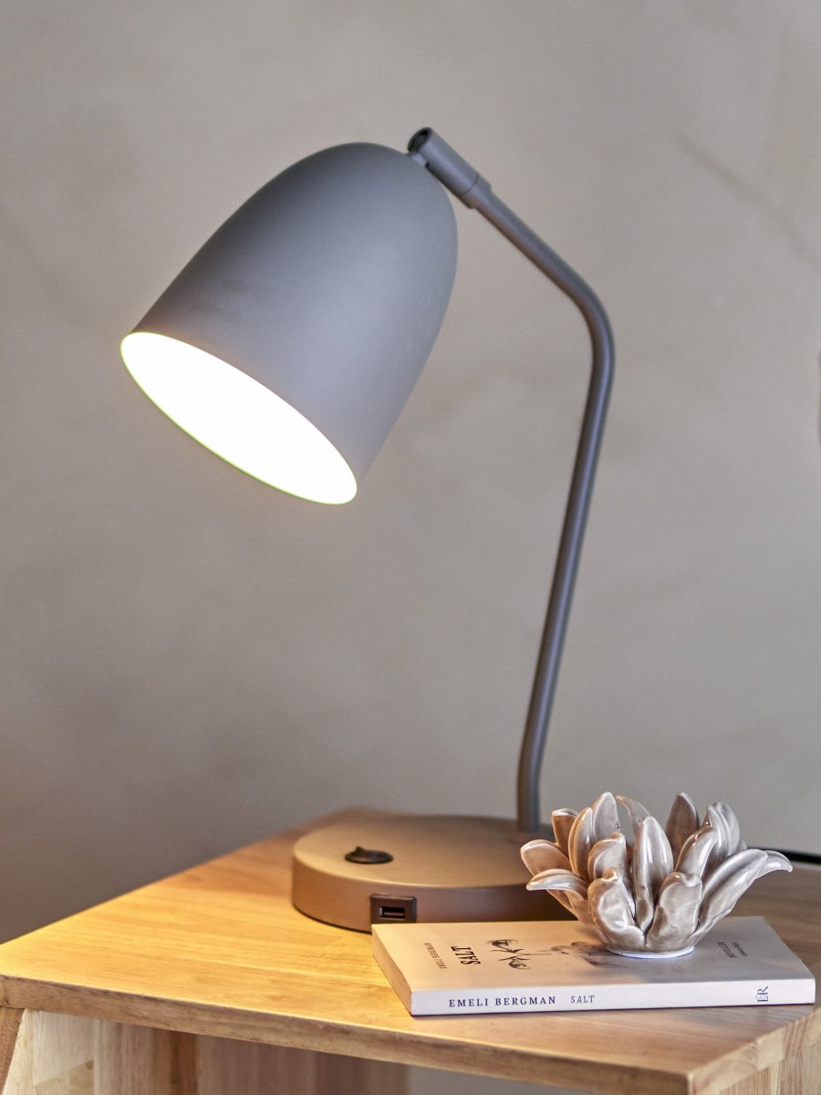 Lemar 37cm Grijs bureaulamp Van Bloomingville - De Lemar tafellamp van Bloomingville is gemaakt van metaal met een klassiek en minimalistisch design dat perfect past op het bureau of in de hoek van de kamer.