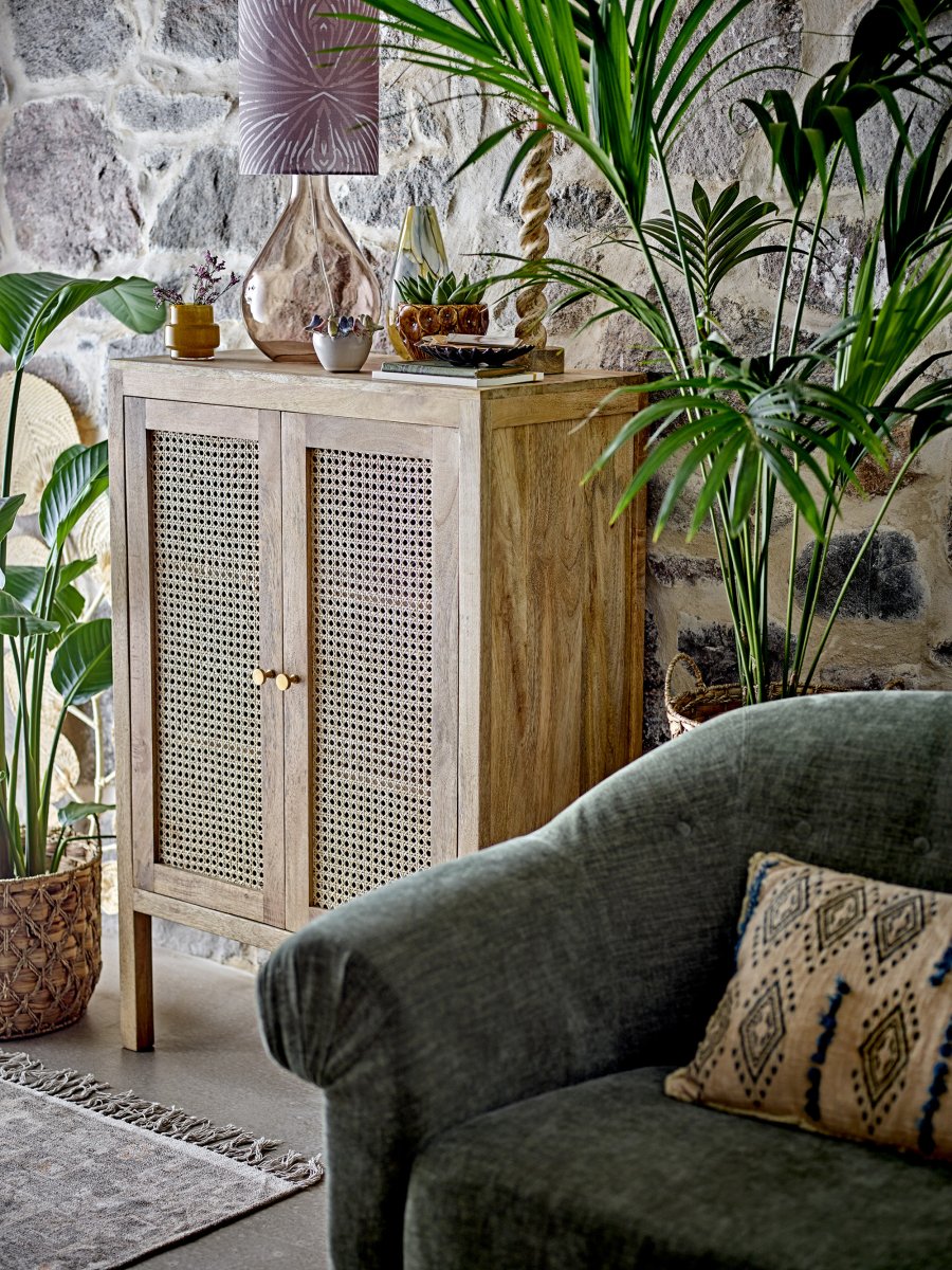 Leni 65cm Paars tafellamp Van Bloomingville - De organisch gevormde lampenvoet van bruin glas geeft een luchtige en elegante indruk, terwijl de cilindrische lampenkap met een paarse tint versierd is met een wit bloemenpatroon dat charme en persoonlijkheid toevoegt.