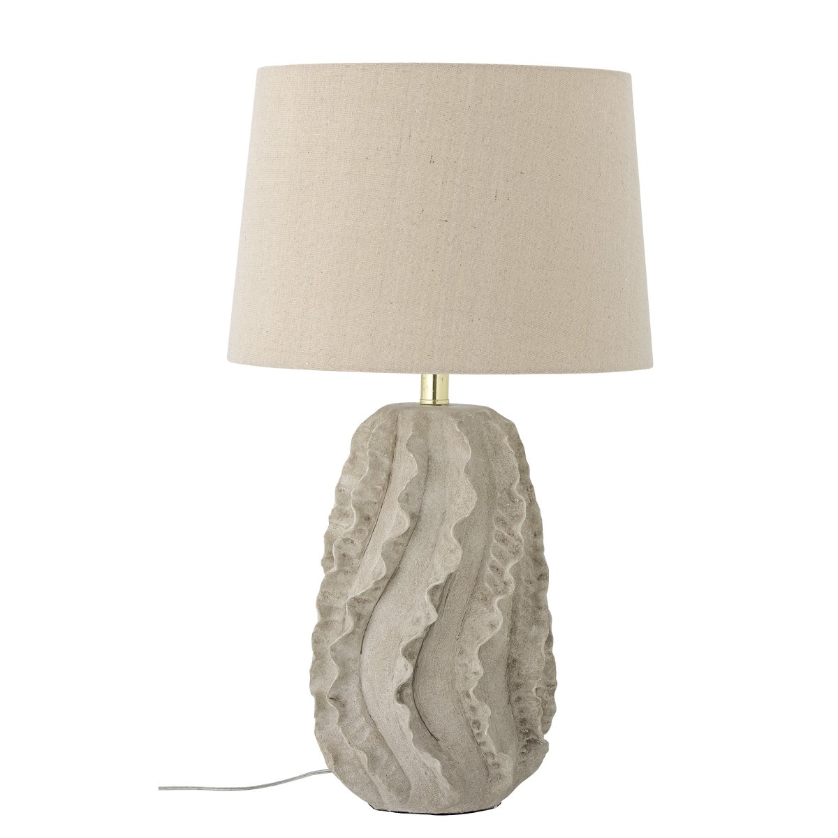 Natika 64cm Beige tafellamp Van Bloomingville - De eenvoudige witte linnen lampenkap vormt een perfecte aanvulling op de sculpturale vorm van de voet en verspreidt een aangenaam licht in de kamer.