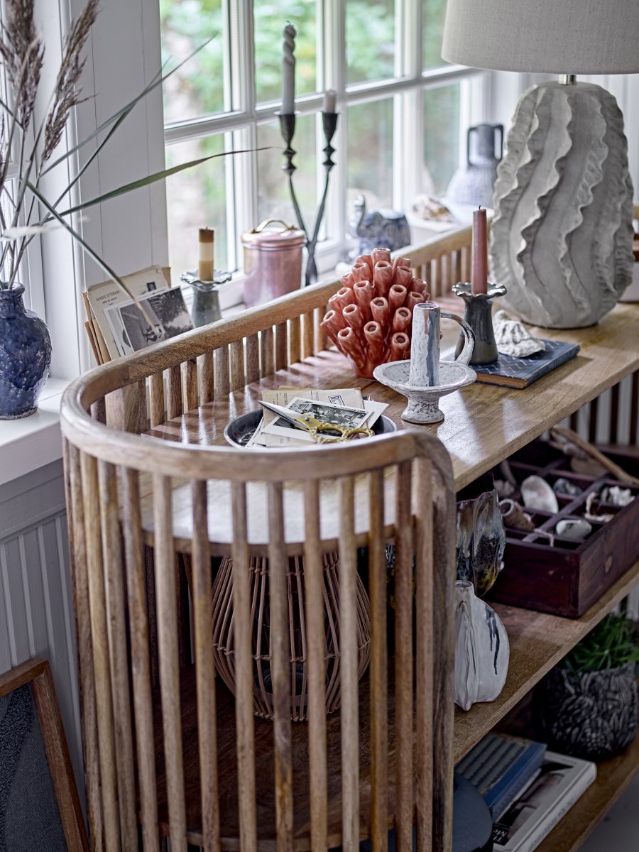Natika 64cm Beige tafellamp Van Bloomingville - De eenvoudige witte linnen lampenkap vormt een perfecte aanvulling op de sculpturale vorm van de voet en verspreidt een aangenaam licht in de kamer.