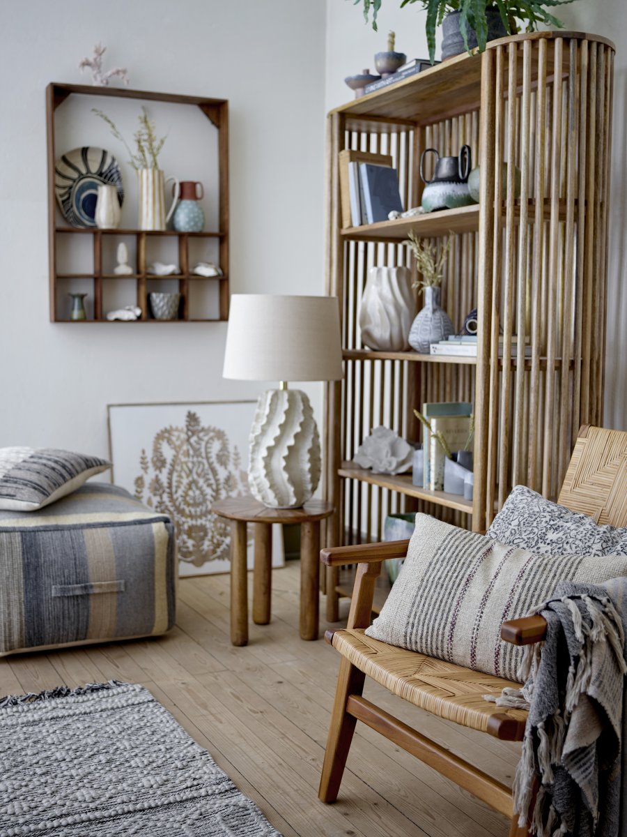 Natika 64cm Beige tafellamp Van Bloomingville - De eenvoudige witte linnen lampenkap vormt een perfecte aanvulling op de sculpturale vorm van de voet en verspreidt een aangenaam licht in de kamer.