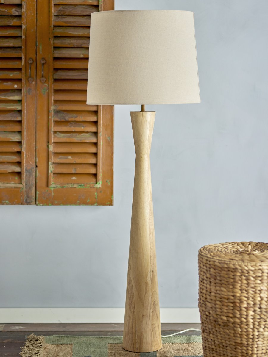 Leonor Hout vloerlamp Van Bloomingville - De Leonor vloerlamp is gemaakt van rubberen buizen met een lange en slanke vorm die een elegante en tijdloze uitstraling geeft.