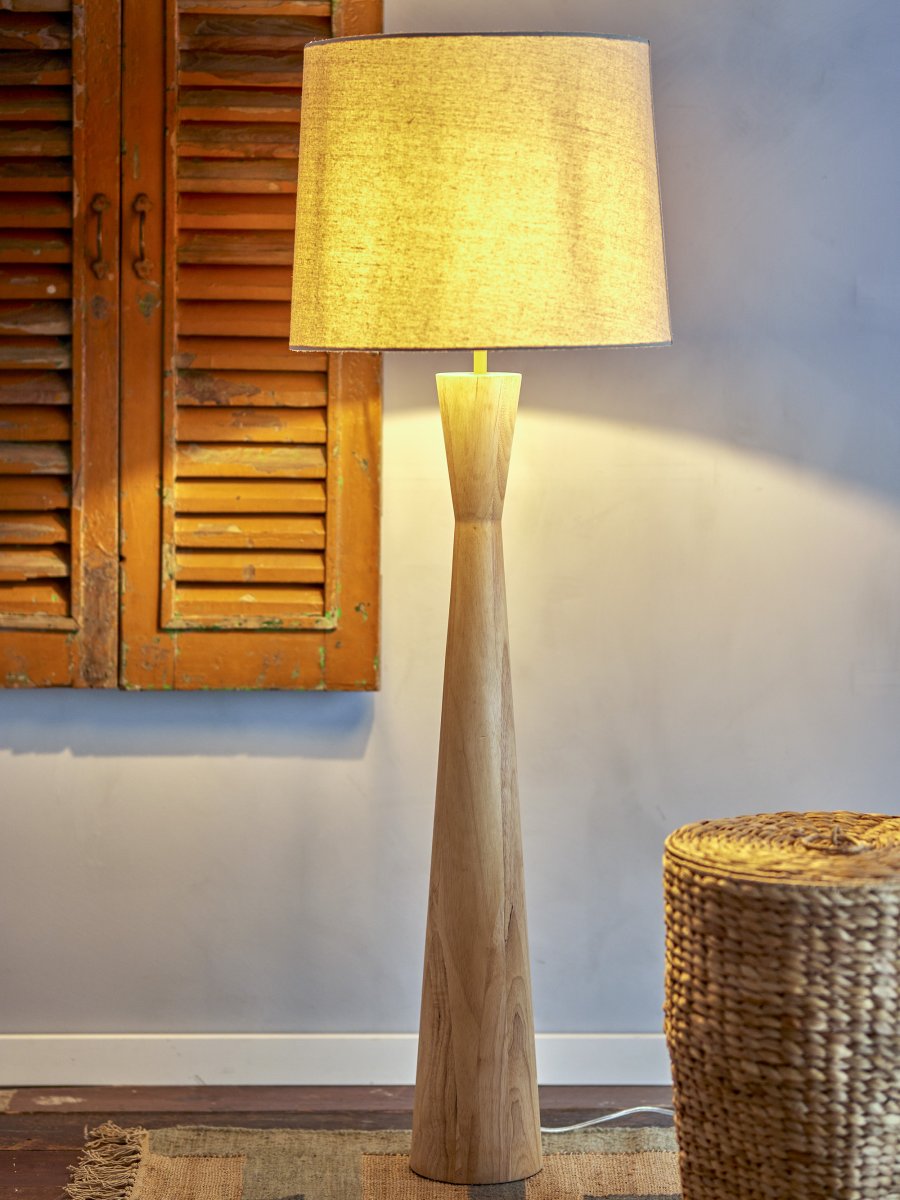 Leonor Hout vloerlamp Van Bloomingville - De Leonor vloerlamp is gemaakt van rubberen buizen met een lange en slanke vorm die een elegante en tijdloze uitstraling geeft.