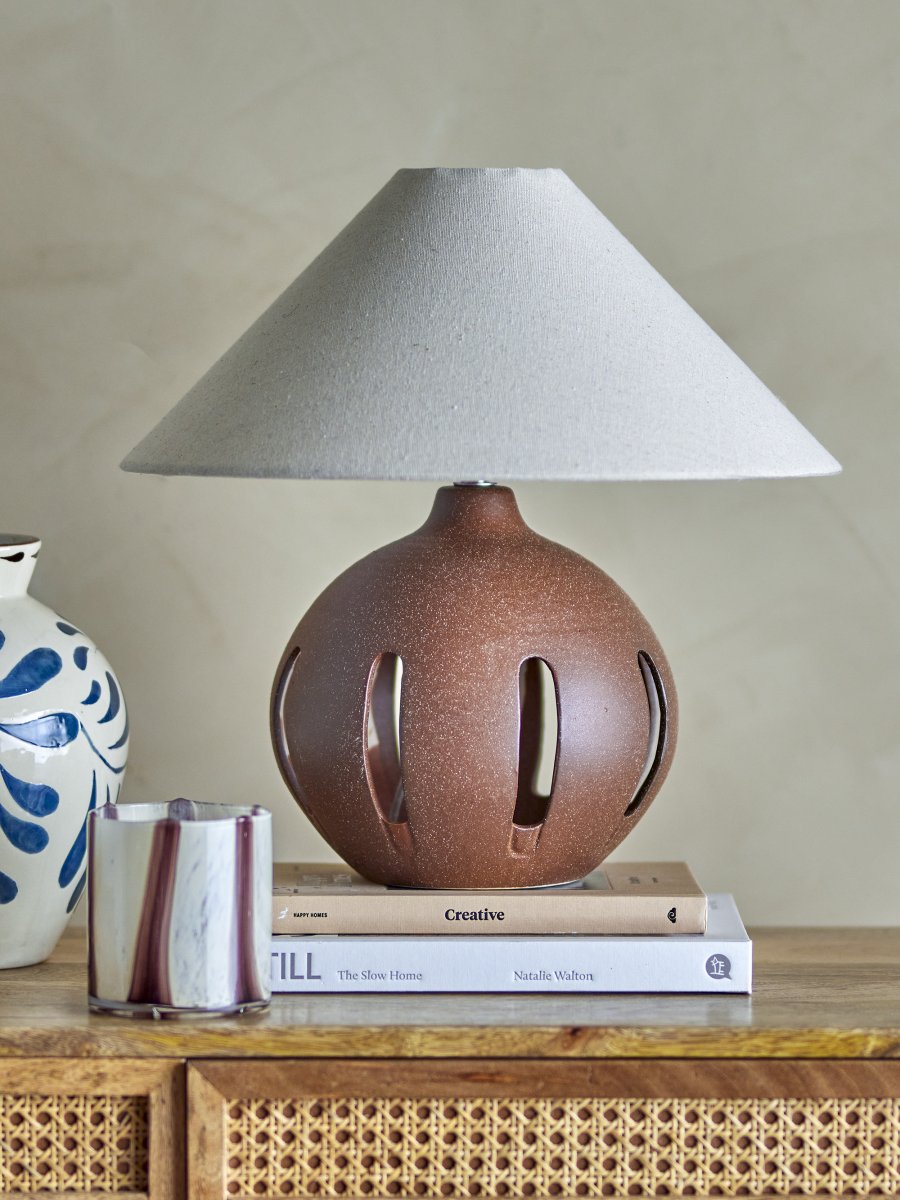 Liana 40cm Bruin tafellamp Van Bloomingville - De lichte linnen kap vormt een mooi contrast met de donkere voet en de elegante inkepingen in het ontwerp geven de lamp een lichte en stijlvolle uitstraling.
