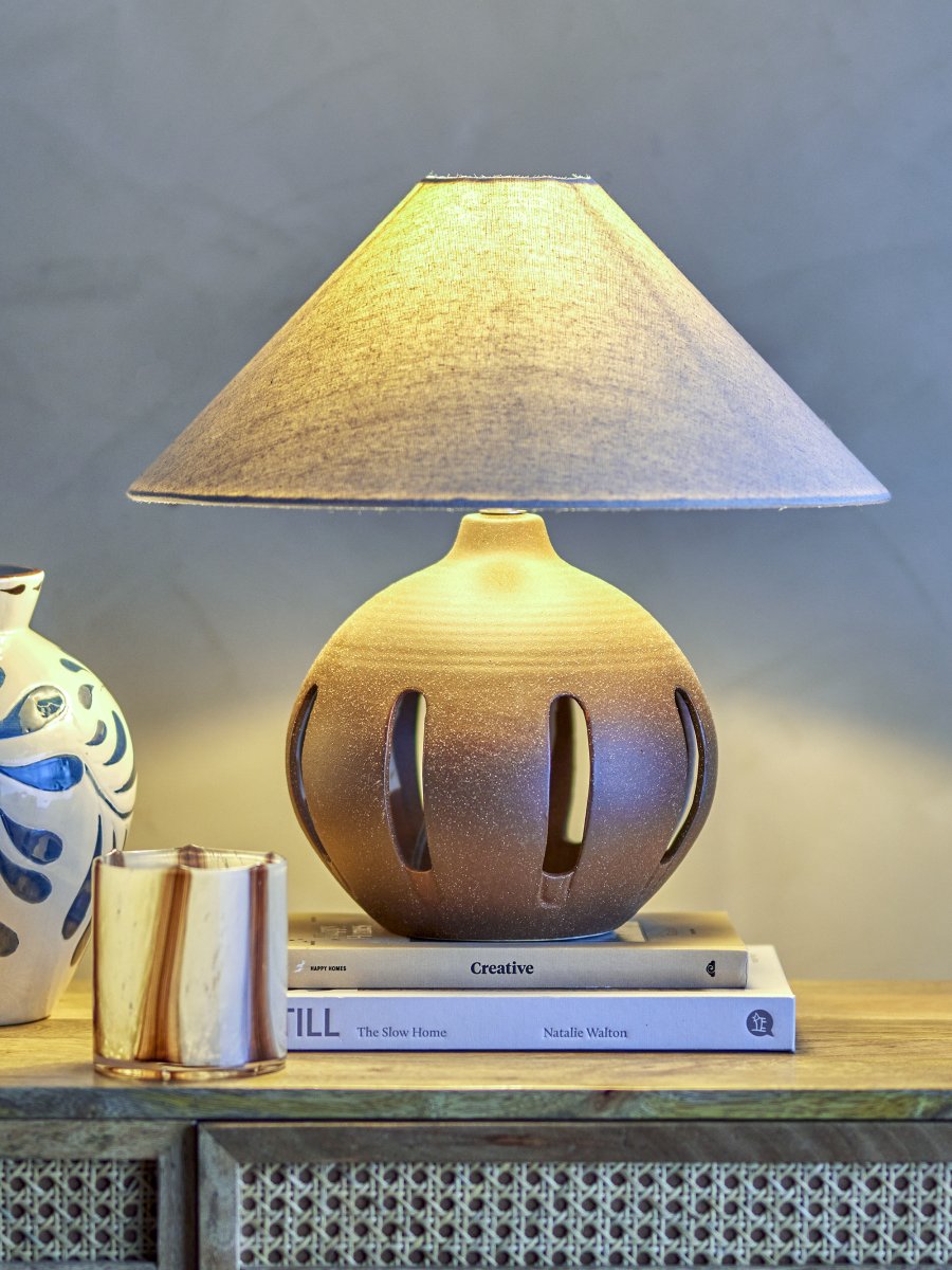 Liana 40cm Bruin tafellamp Van Bloomingville - De lichte linnen kap vormt een mooi contrast met de donkere voet en de elegante inkepingen in het ontwerp geven de lamp een lichte en stijlvolle uitstraling.