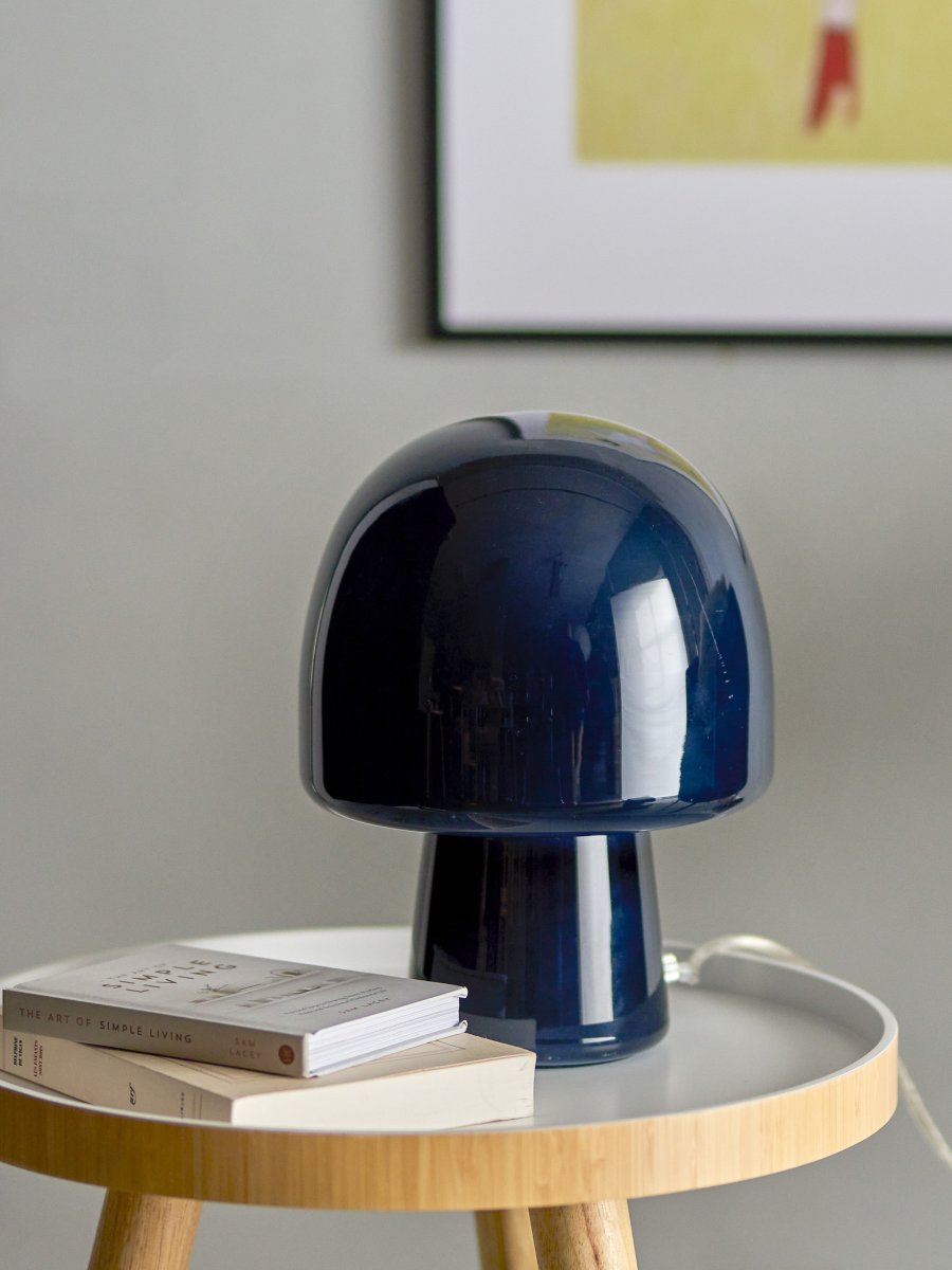 Paddy 26cm Blauw tafellamp Van Bloomingville - Wanneer de lamp wordt aangezet, verandert de hele uitstraling - de donkerblauwe kleur wordt lichtgrijs en er verschijnt een prachtige textuur die een adembenemend lichtspel cre&euml;ert.
