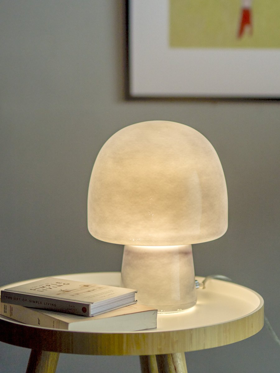 Paddy 26cm Blauw tafellamp Van Bloomingville - Wanneer de lamp wordt aangezet, verandert de hele uitstraling - de donkerblauwe kleur wordt lichtgrijs en er verschijnt een prachtige textuur die een adembenemend lichtspel cre&euml;ert.