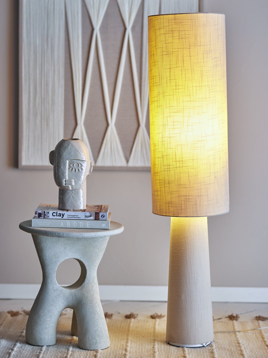 Emmie Natuur vloerlamp Van Bloomingville - De lamp heeft een eenvoudig en natuurlijk ontwerp, met zowel de lampenkap als de voet van prachtig linnen, wat zorgt voor een rustieke en gezellige sfeer.