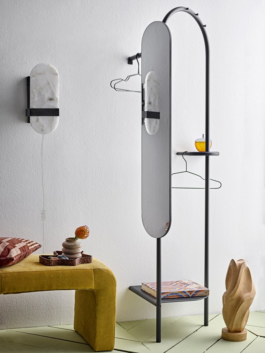Taco 38cm Wit wandlamp Van Bloomingville - De Taco wandlamp van Bloomingville is gemaakt van albast en heeft een prachtige, neutrale, marmerachtige uitstraling die elke kamer een verfijnde uitstraling geeft.