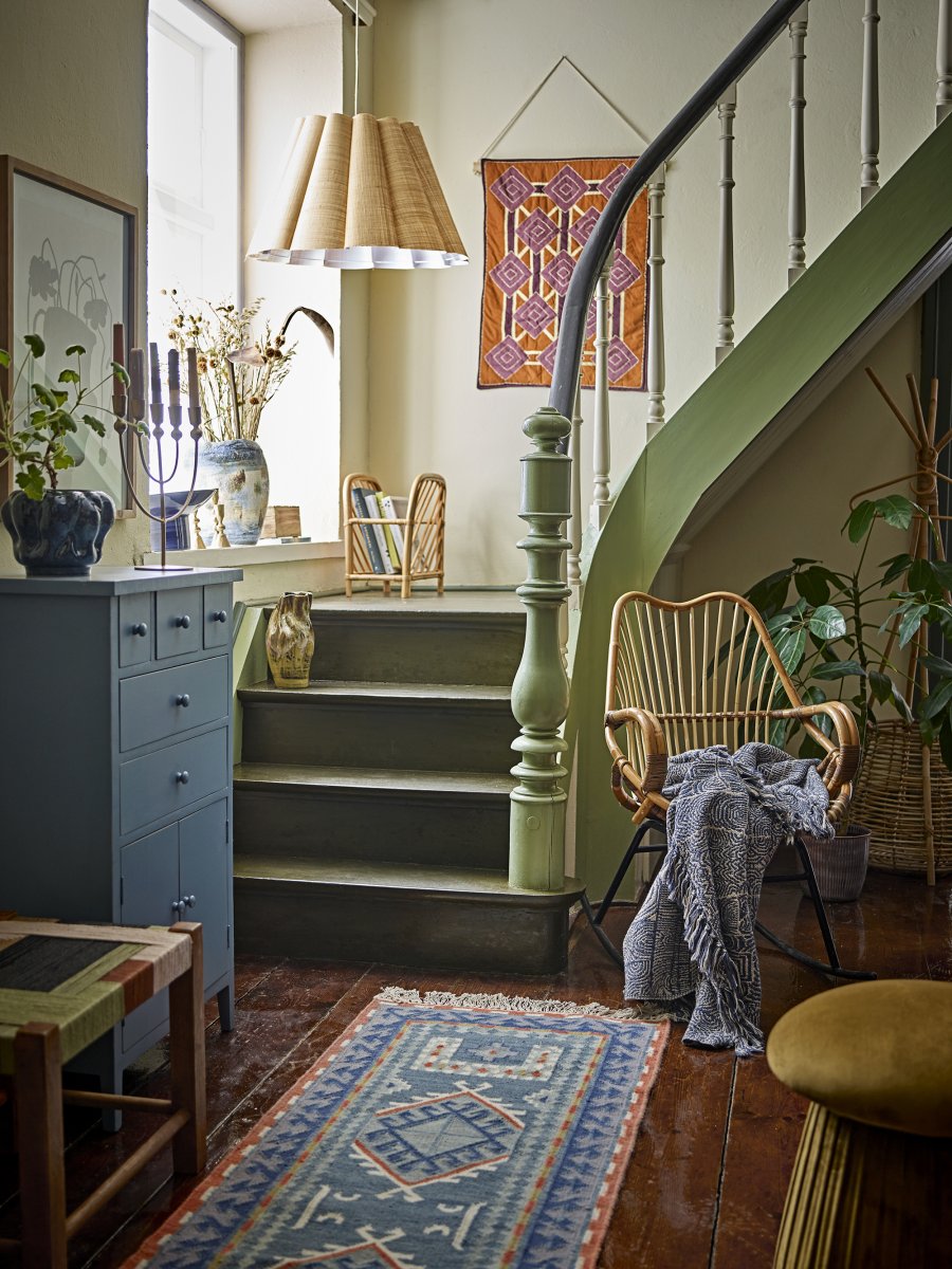 Sille Ø60 Natuur hanglamp Van Bloomingville - Met zijn zachte uitstraling en aardse materiaal voegt Sille zowel warmte als textuur toe aan de kamer - een stijlvolle hanglamp voor wie een harmonieuze en uitnodigende sfeer wil cre&euml;ren.