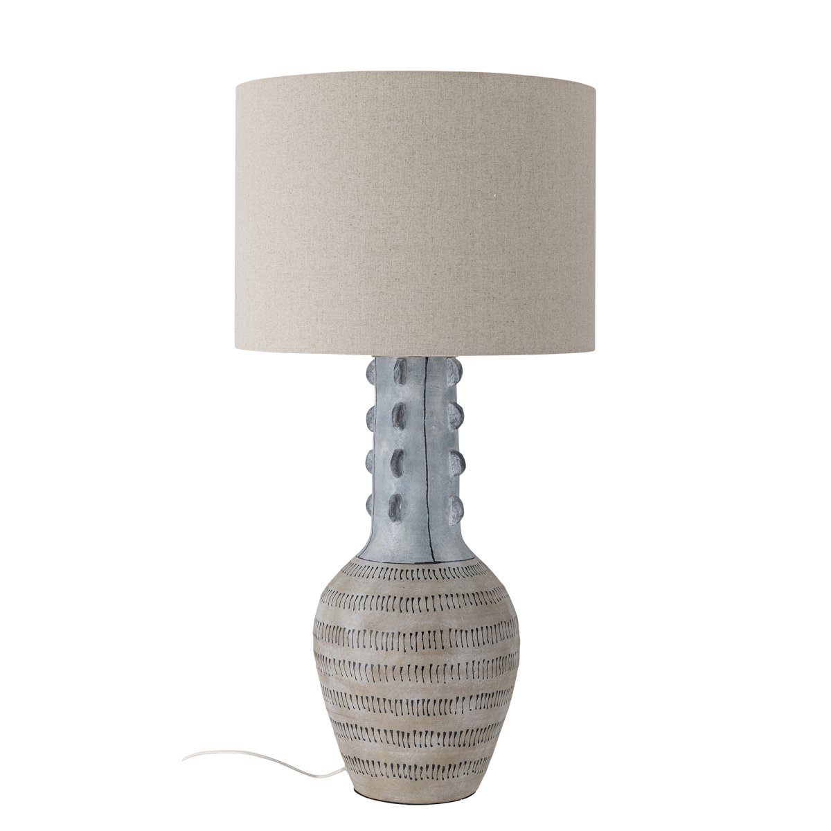 Gadiela Blauw vloerlamp Van Bloomingville - De gegraveerde grafische details geven de lamp een sculpturale en artistieke uitstraling, waardoor hij een perfecte blikvanger is - ongeacht of je hem in de woonkamer of in een hoek van de slaapkamer plaatst.
