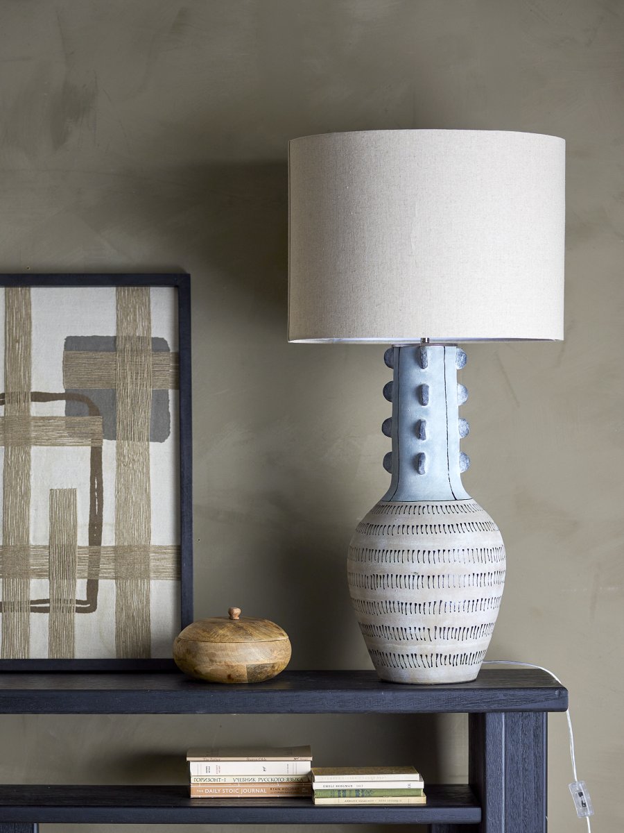 Gadiela Blauw vloerlamp Van Bloomingville - De gegraveerde grafische details geven de lamp een sculpturale en artistieke uitstraling, waardoor hij een perfecte blikvanger is - ongeacht of je hem in de woonkamer of in een hoek van de slaapkamer plaatst.