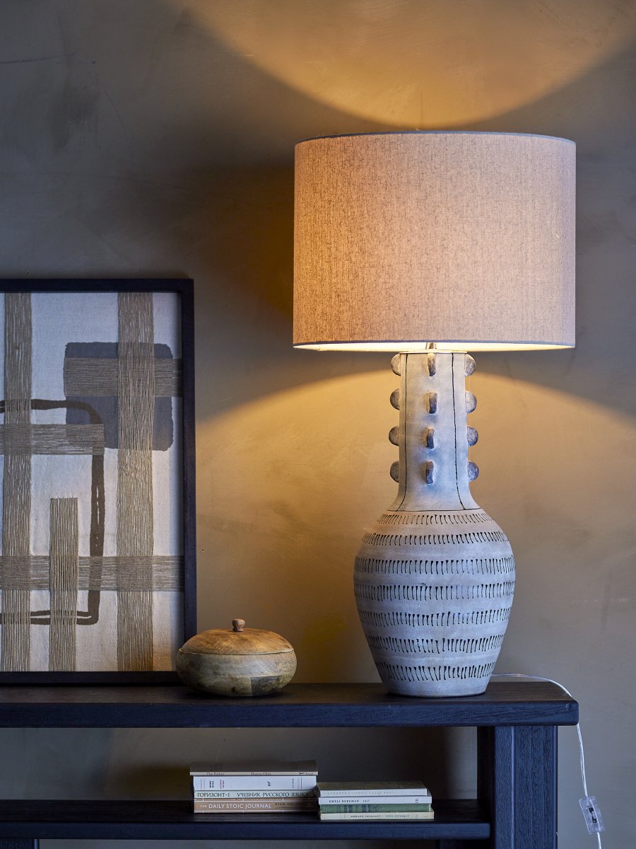 Gadiela Blauw vloerlamp Van Bloomingville - De gegraveerde grafische details geven de lamp een sculpturale en artistieke uitstraling, waardoor hij een perfecte blikvanger is - ongeacht of je hem in de woonkamer of in een hoek van de slaapkamer plaatst.