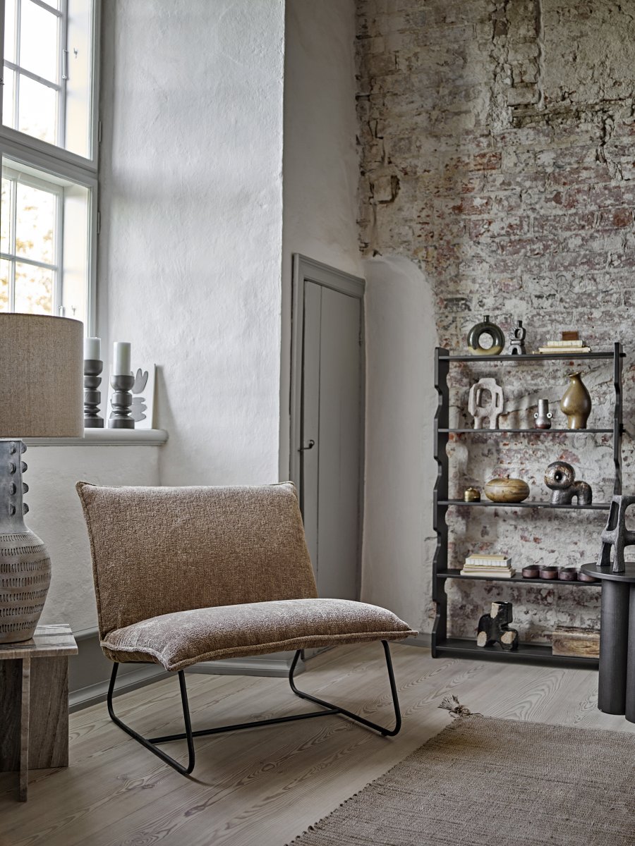 Gadiela Blauw vloerlamp Van Bloomingville - De gegraveerde grafische details geven de lamp een sculpturale en artistieke uitstraling, waardoor hij een perfecte blikvanger is - ongeacht of je hem in de woonkamer of in een hoek van de slaapkamer plaatst.