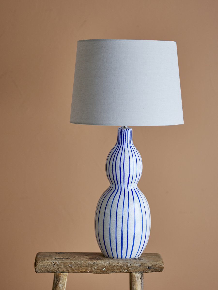 Gavisa 68cm Blauw tafellamp Van Bloomingville - Gavisa is een lamp die functionaliteit combineert met decoratieve stijl en elke kamer een beetje levendiger maakt.