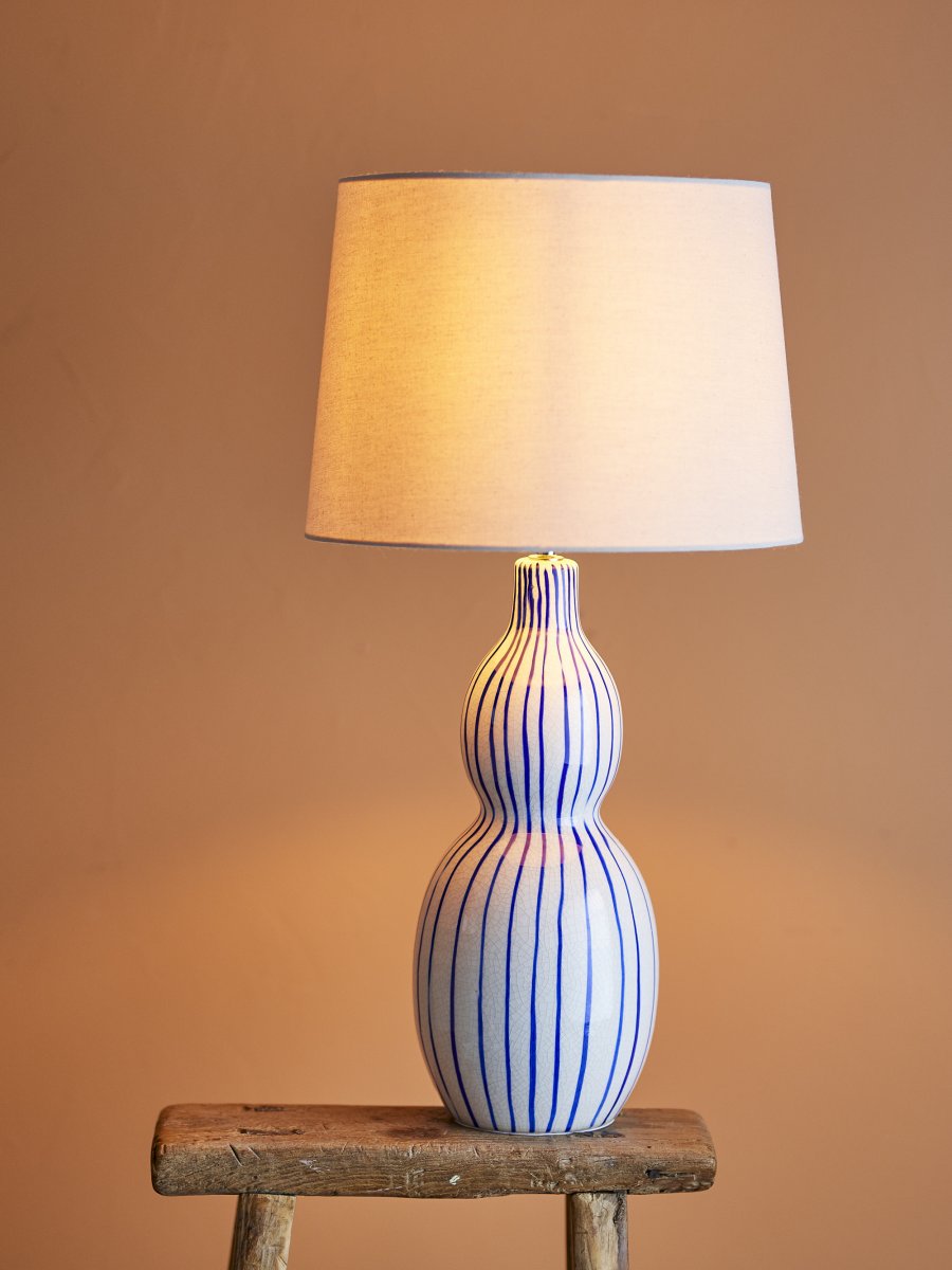 Gavisa 68cm Blauw tafellamp Van Bloomingville - Gavisa is een lamp die functionaliteit combineert met decoratieve stijl en elke kamer een beetje levendiger maakt.