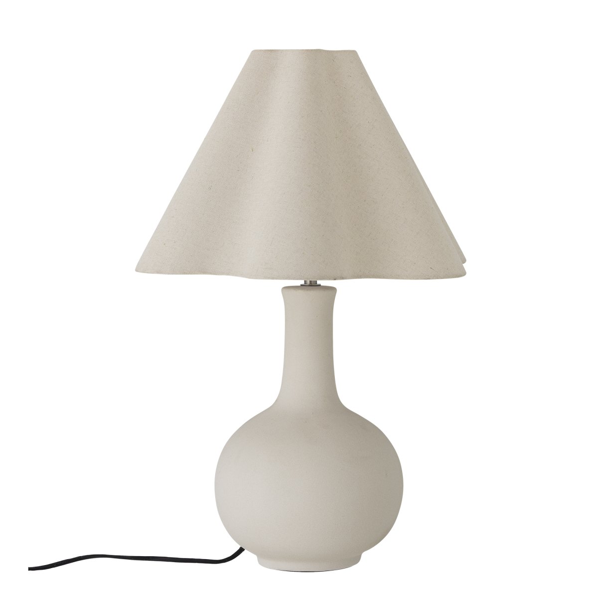 Heide 60cm Natuurlijk wit tafellamp Van Bloomingville - De ronde voet in combinatie met de zacht gebogen kap cre&euml;ert een evenwichtige en moderne uitstraling die perfect past in minimalistische en Scandinavisch ge&iuml;nspireerde woningen.