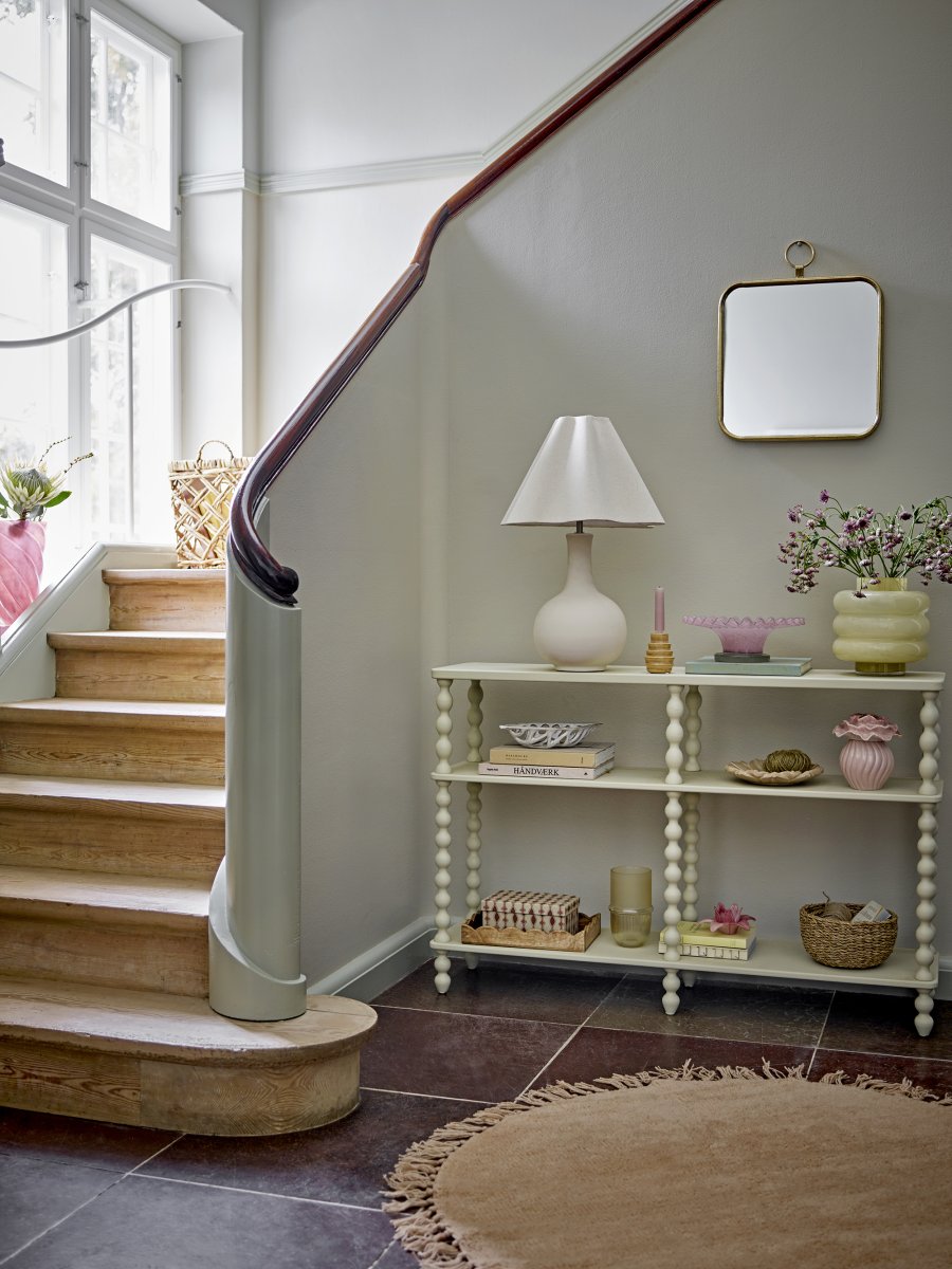 Heide 60cm Natuurlijk wit tafellamp Van Bloomingville - De ronde voet in combinatie met de zacht gebogen kap cre&euml;ert een evenwichtige en moderne uitstraling die perfect past in minimalistische en Scandinavisch ge&iuml;nspireerde woningen.