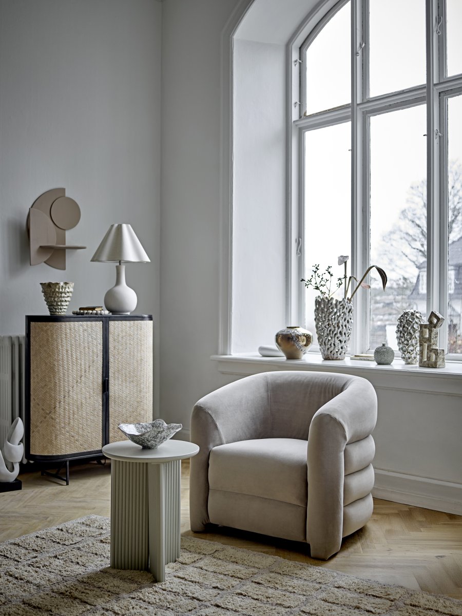 Heide 60cm Natuurlijk wit tafellamp Van Bloomingville - De ronde voet in combinatie met de zacht gebogen kap cre&euml;ert een evenwichtige en moderne uitstraling die perfect past in minimalistische en Scandinavisch ge&iuml;nspireerde woningen.
