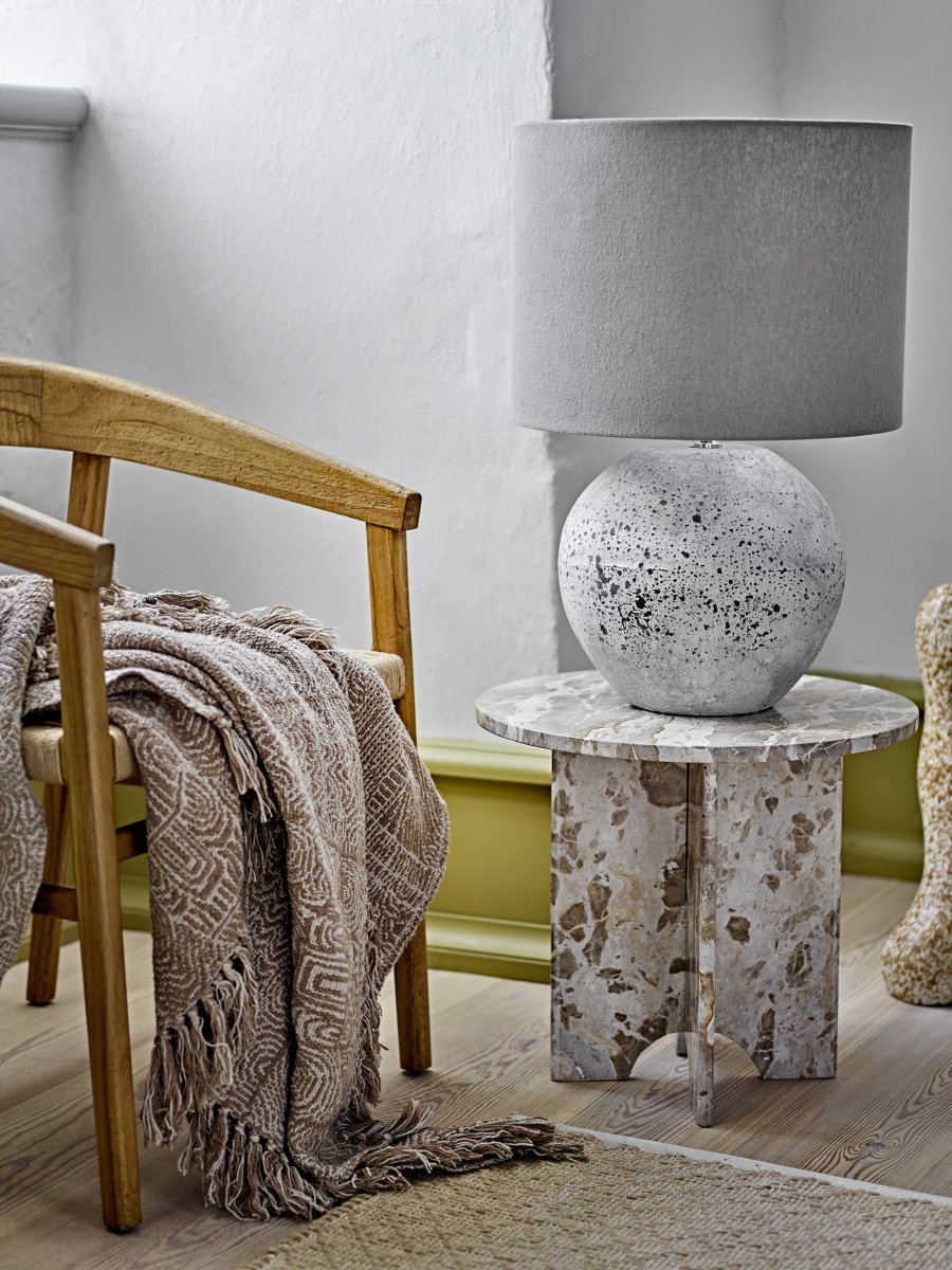 Isedora 60cm Beige tafellamp Van Bloomingville - De Isedora tafellamp van Bloomingville combineert een rustieke, organische uitstraling met een stijlvol design - perfect voor het cre&euml;ren van een warme en uitnodigende sfeer.