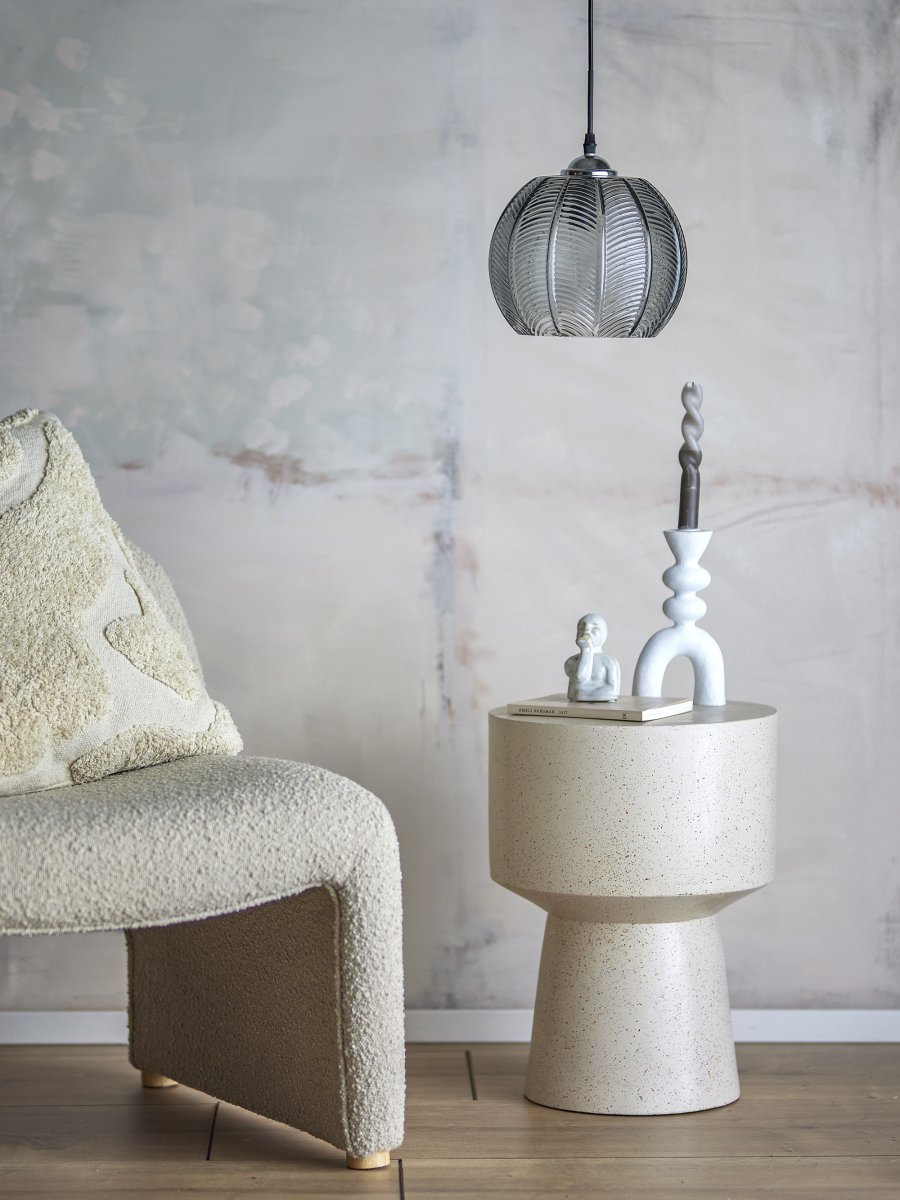 Adar Ø22 Grijs hanglamp Van Bloomingville - Hang Adar boven de eettafel en laat hem een natuurlijke blikvanger in de kamer worden - een lamp die tijdloos design combineert met moderne elegantie.