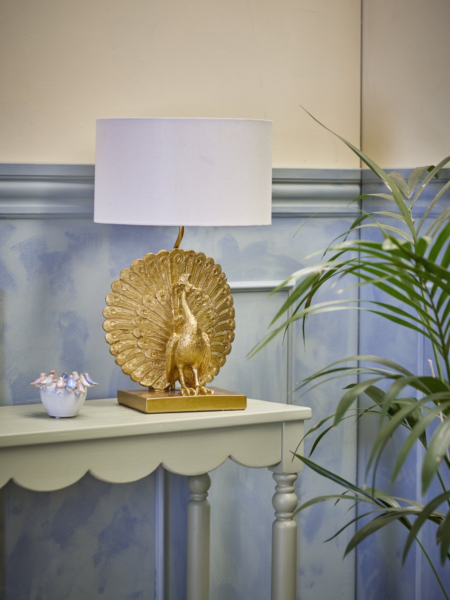Peacock 58cm Goud tafellamp Van Bloomingville - De Peacock tafellamp is een decoratieve en expressieve lamp met een sculpturale voet in de vorm van een pauw, gemaakt van polyresin met een elegante goudkleurige afwerking.