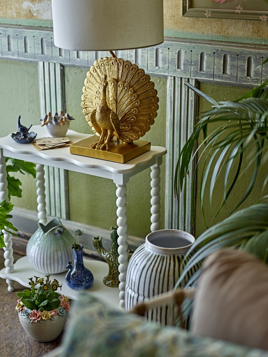 Peacock 58cm Goud tafellamp Van Bloomingville - De Peacock tafellamp is een decoratieve en expressieve lamp met een sculpturale voet in de vorm van een pauw, gemaakt van polyresin met een elegante goudkleurige afwerking.