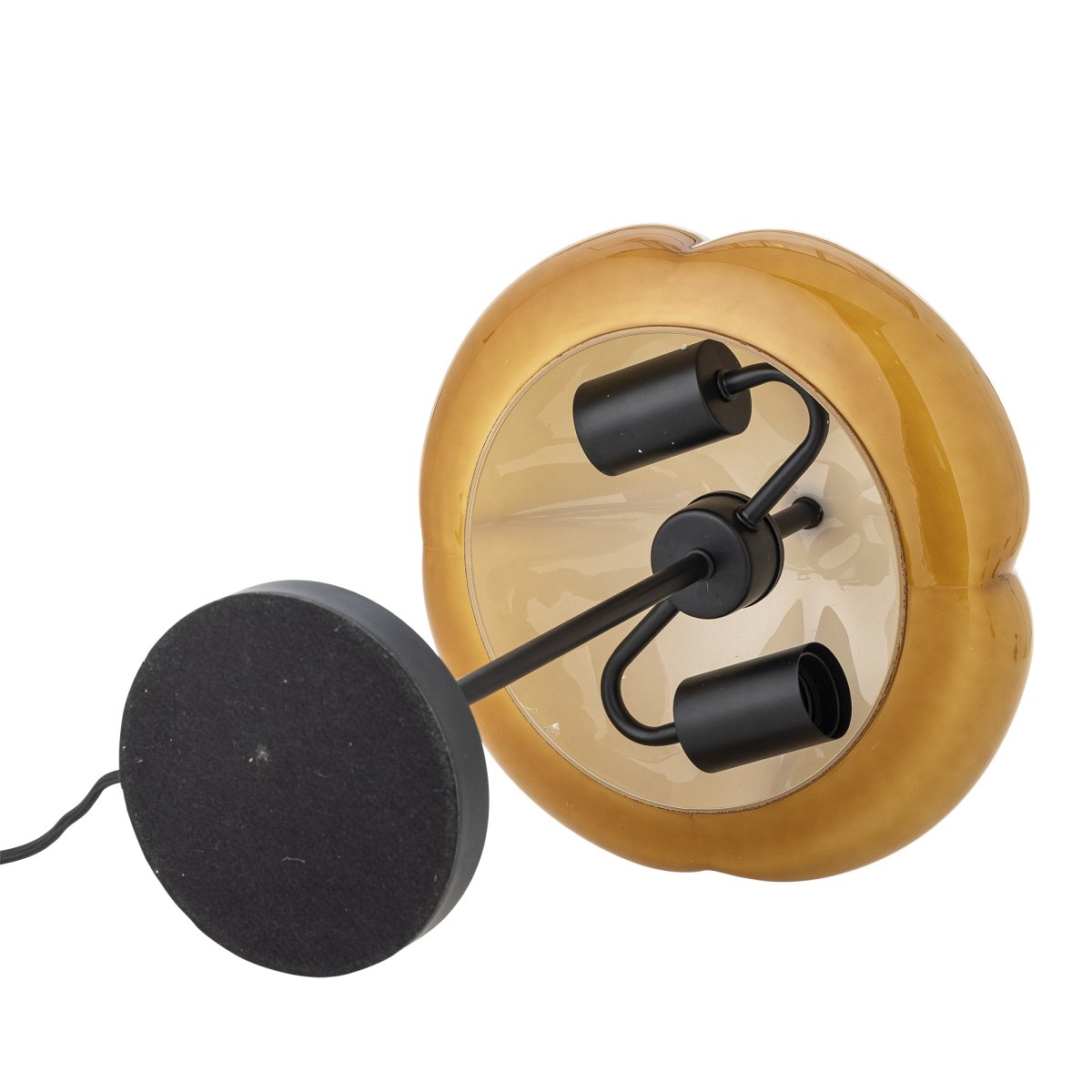 Kinoko 47cm Donkergeel tafellamp Van Bloomingville - De zachte vorm en decoratieve uitstraling geven de lamp een sterk karakter en voegen tegelijkertijd een elegante en sfeervolle sfeer toe aan de kamer.