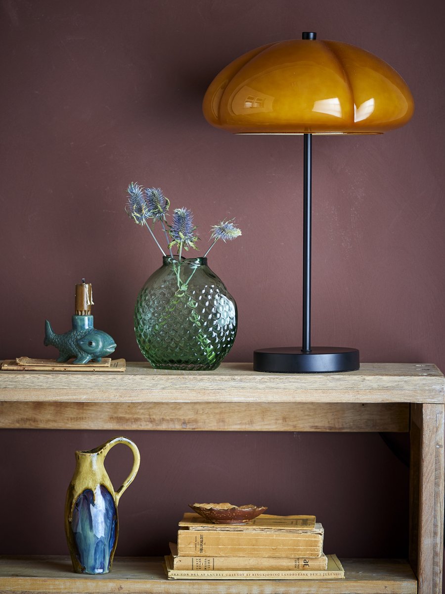 Kinoko 47cm Donkergeel tafellamp Van Bloomingville - De zachte vorm en decoratieve uitstraling geven de lamp een sterk karakter en voegen tegelijkertijd een elegante en sfeervolle sfeer toe aan de kamer.