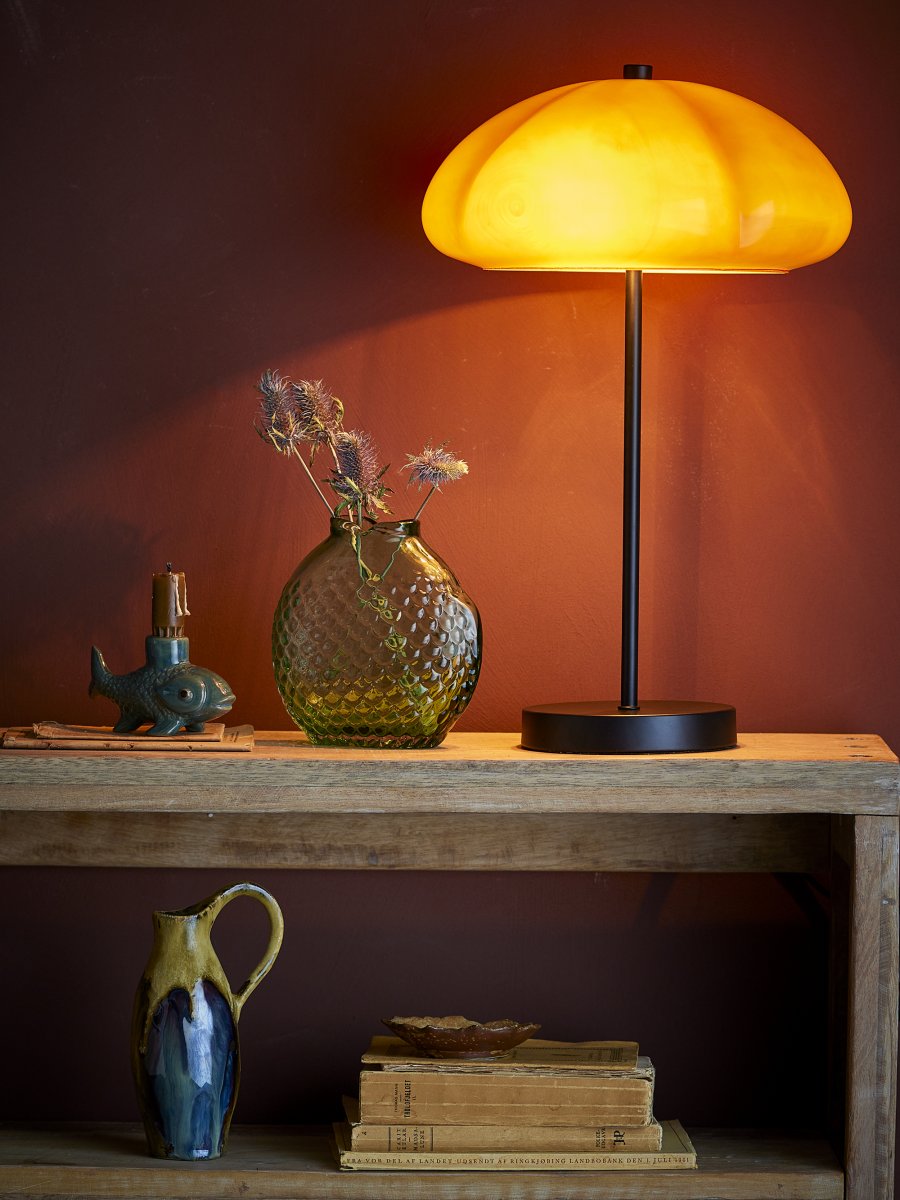 Kinoko 47cm Donkergeel tafellamp Van Bloomingville - De zachte vorm en decoratieve uitstraling geven de lamp een sterk karakter en voegen tegelijkertijd een elegante en sfeervolle sfeer toe aan de kamer.