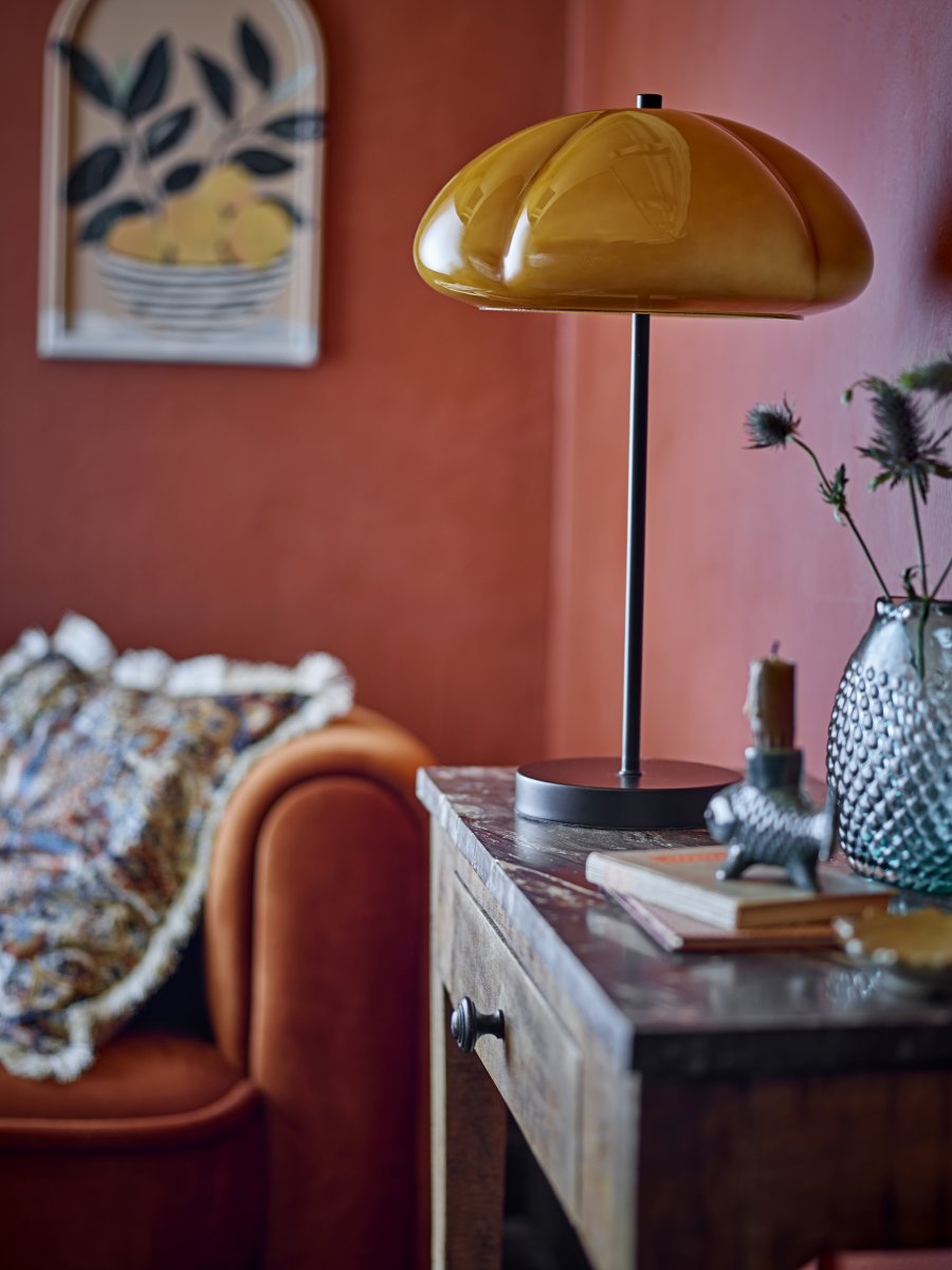 Kinoko 47cm Donkergeel tafellamp Van Bloomingville - De zachte vorm en decoratieve uitstraling geven de lamp een sterk karakter en voegen tegelijkertijd een elegante en sfeervolle sfeer toe aan de kamer.
