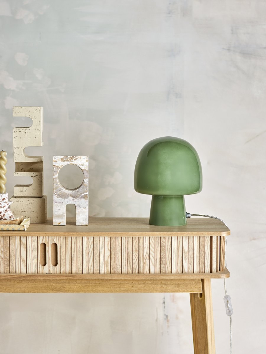 Paddy 26cm Groente tafellamp Van Bloomingville - Wanneer de lamp wordt aangezet, verandert de hele uitstraling - de groene kleur wordt lichtgrijs en er verschijnt een prachtige textuur die een adembenemend lichtspel cre&euml;ert.