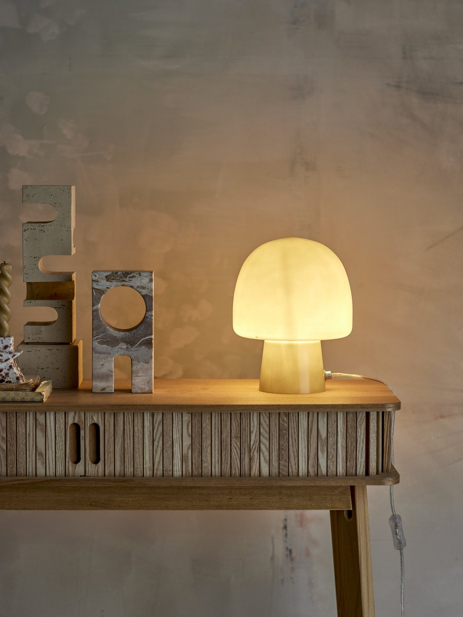 Paddy 26cm Groente tafellamp Van Bloomingville - Wanneer de lamp wordt aangezet, verandert de hele uitstraling - de groene kleur wordt lichtgrijs en er verschijnt een prachtige textuur die een adembenemend lichtspel cre&euml;ert.