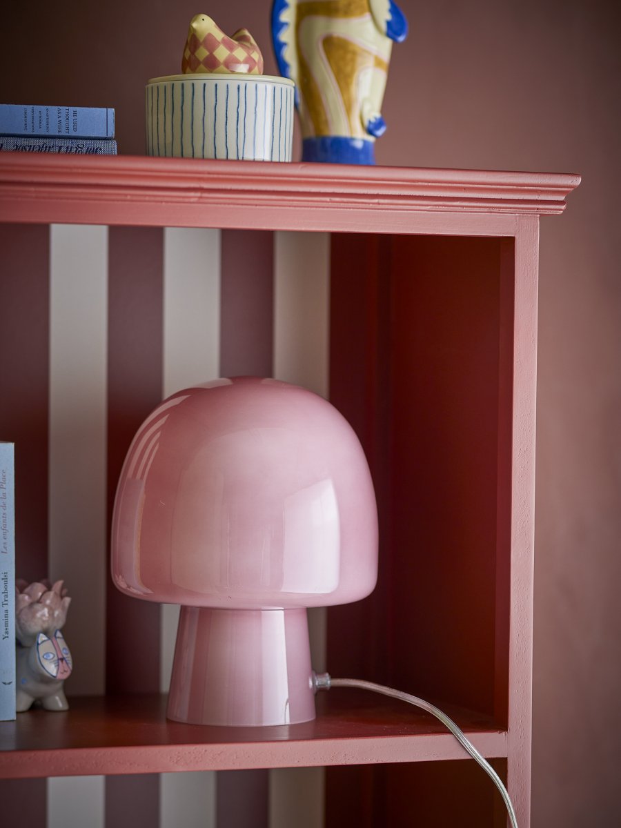 Paddy 26cm Roze tafellamp Van Bloomingville - Wanneer de lamp aan staat, verandert de hele uitstraling - de roze kleur wordt helderder en er verschijnt een prachtige textuur die een adembenemend lichtspel cre&euml;ert.