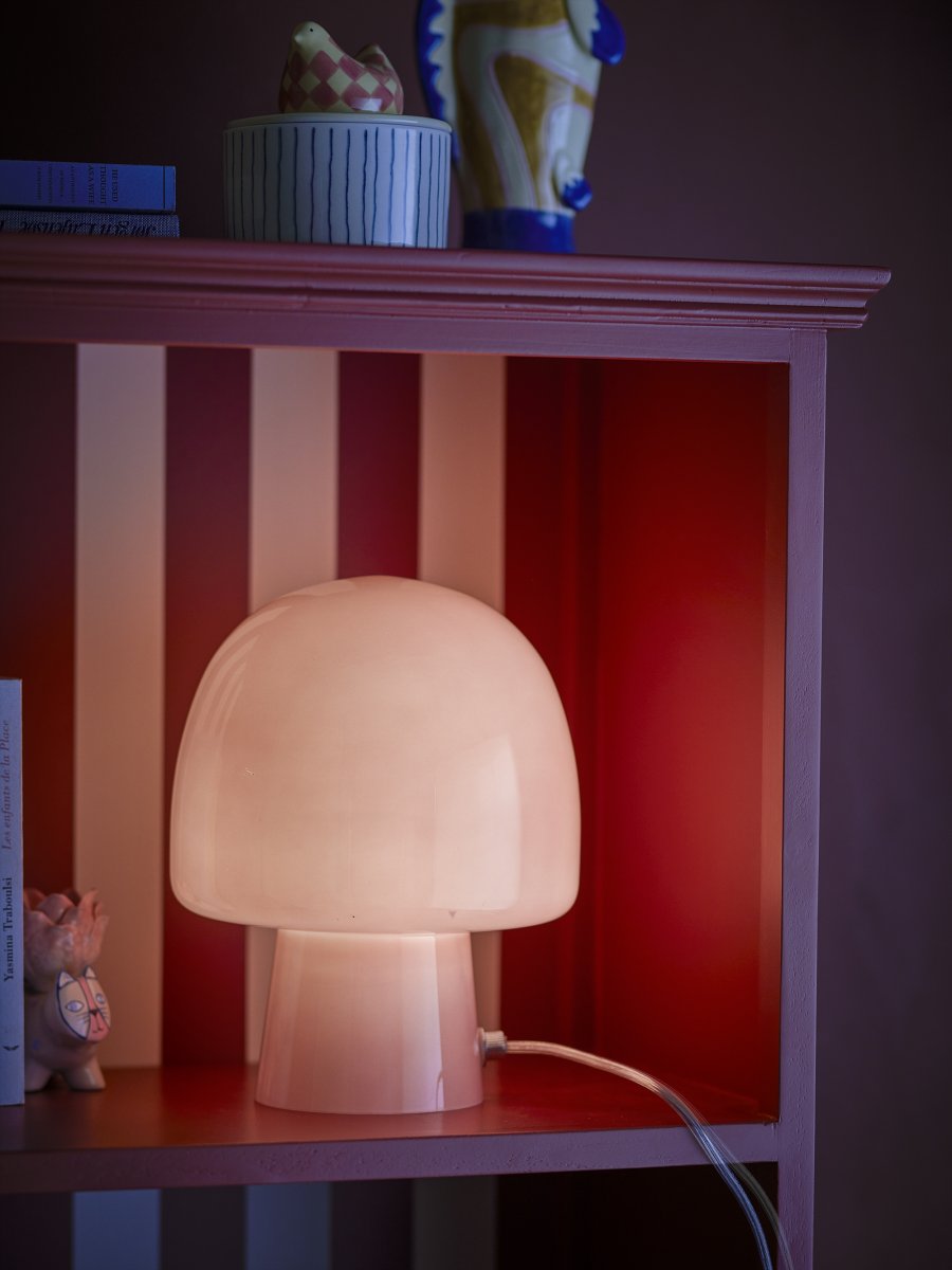 Paddy 26cm Roze tafellamp Van Bloomingville - Wanneer de lamp aan staat, verandert de hele uitstraling - de roze kleur wordt helderder en er verschijnt een prachtige textuur die een adembenemend lichtspel cre&euml;ert.