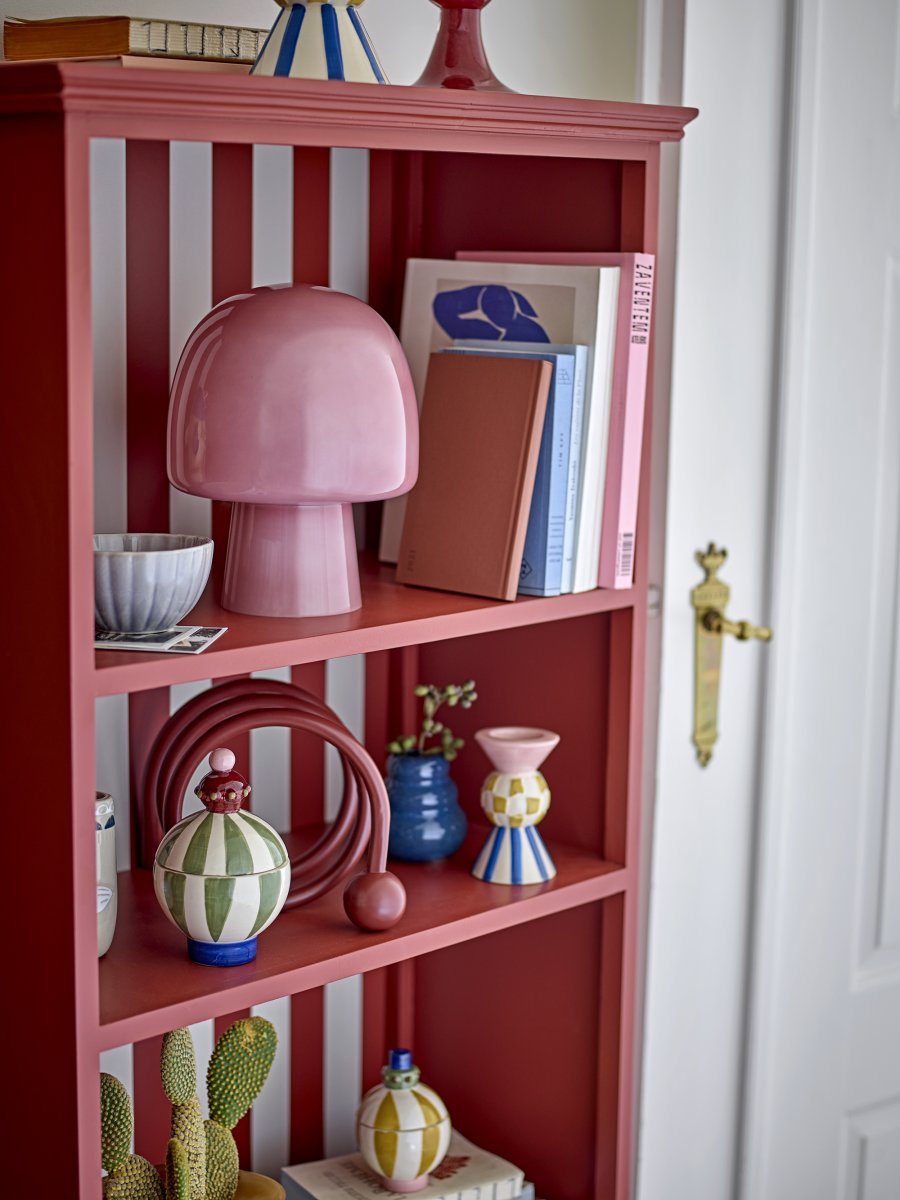 Paddy 26cm Roze tafellamp Van Bloomingville - Wanneer de lamp aan staat, verandert de hele uitstraling - de roze kleur wordt helderder en er verschijnt een prachtige textuur die een adembenemend lichtspel cre&euml;ert.