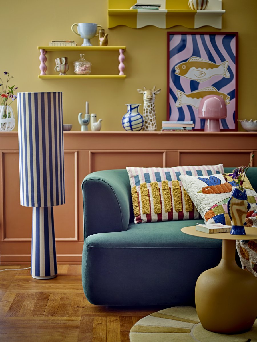 Paddy 26cm Roze tafellamp Van Bloomingville - Wanneer de lamp aan staat, verandert de hele uitstraling - de roze kleur wordt helderder en er verschijnt een prachtige textuur die een adembenemend lichtspel cre&euml;ert.