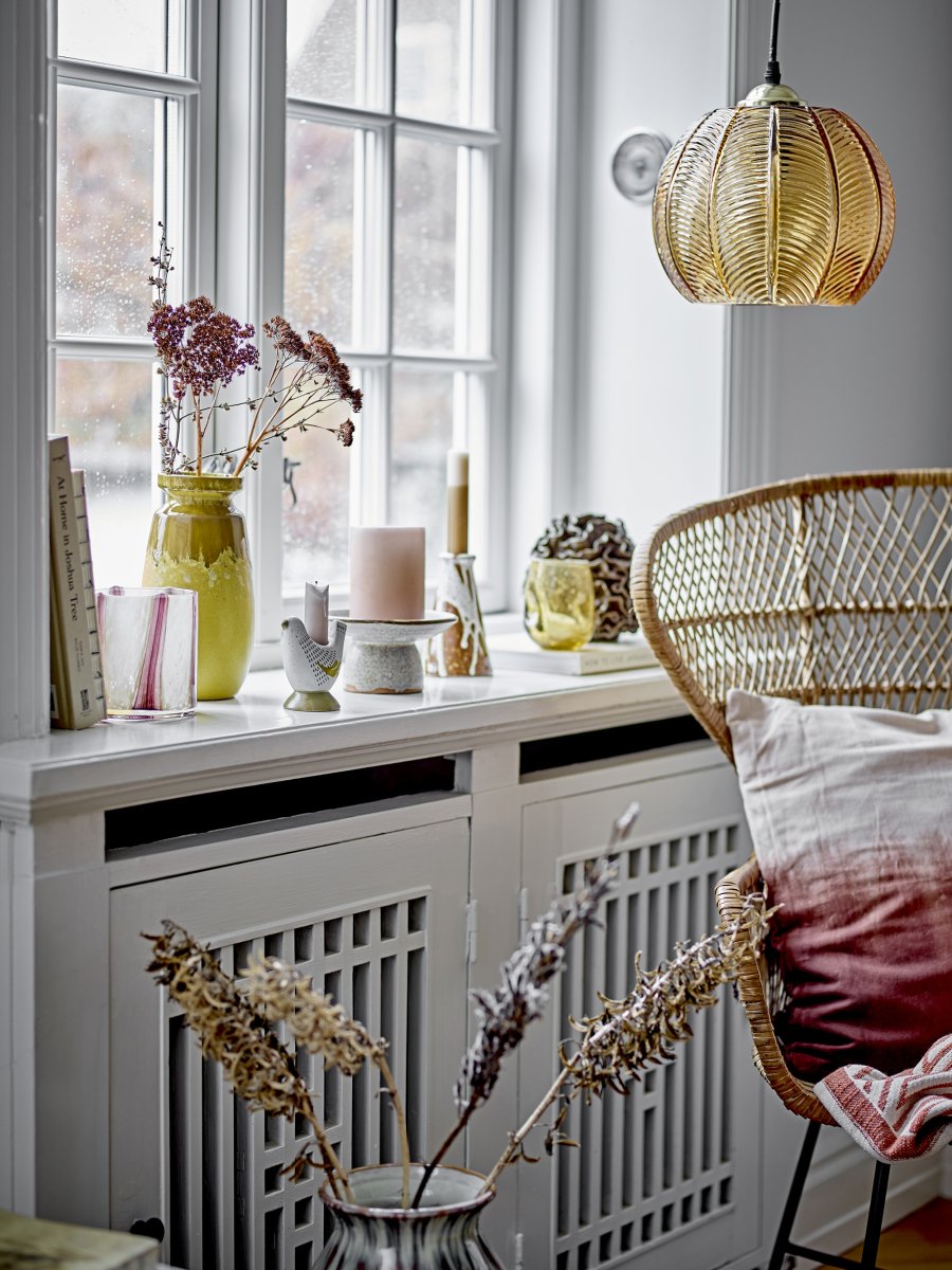 Adar Ø22 Bruin hanglamp Van Bloomingville - Hang Adar boven de eettafel en laat hem een natuurlijke blikvanger in de kamer worden - een lamp die tijdloos design combineert met moderne elegantie.