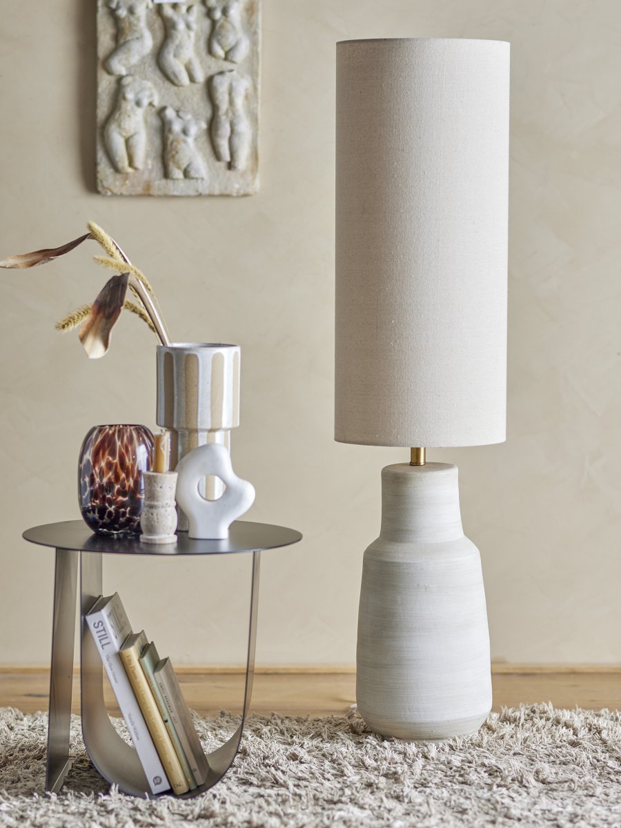 Linetta Natuurlijk wit vloerlamp Van Bloomingville - De lamp verspreidt een aangenaam licht en is perfect voor het verlichten van donkere hoeken in de woonkamer, slaapkamer of hal.