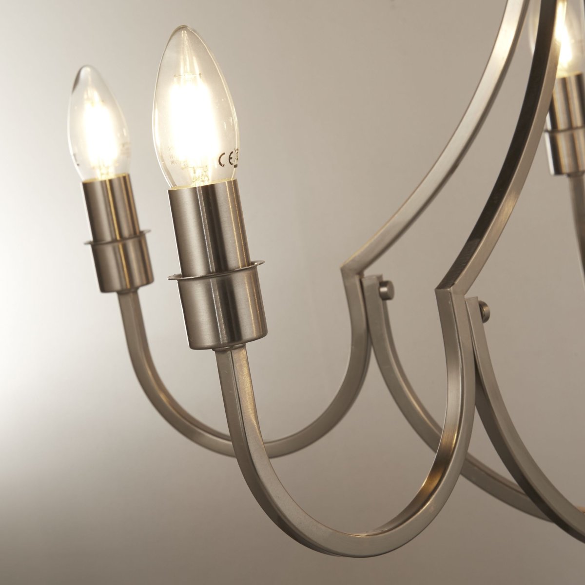 Lodge Ø65 Zilver hanglamp Van Searchlight - Lodge is een stijlvolle hanglamp met een elegant silhouet en een open design, waarbij de door u gekozen lichtbronnen de hoofdrol spelen.