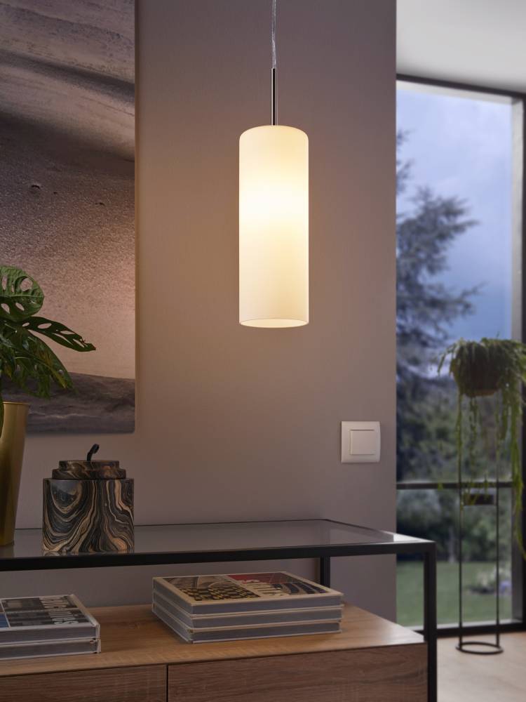 Troy Ø10 Wit hanglamp Van Eglo - Met zijn witte kap verspreidt hij een zacht en aangenaam licht, ideaal om een rustige en uitnodigende sfeer te creëren in de keuken, eetkamer of boven de keukentafel.