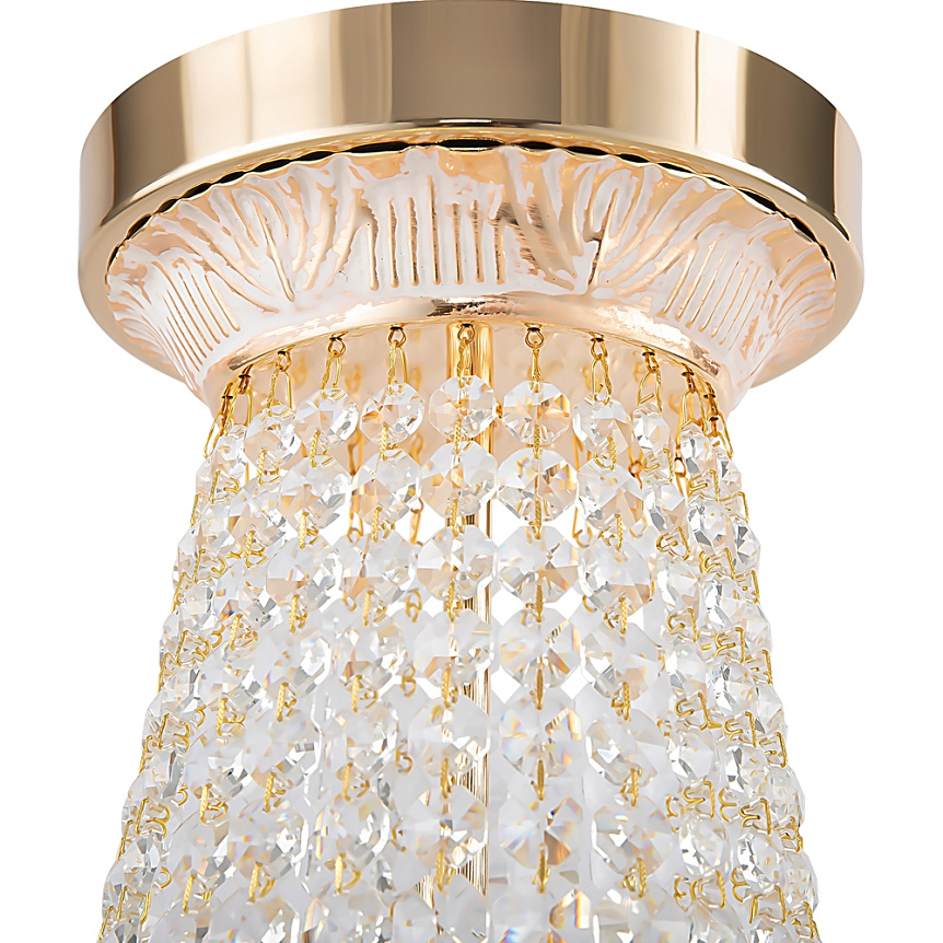 Bella Ø50 Goud kristal Van Maytoni - De fonkelende prisma's die de gehele lamp omringen, weerkaatsen het licht en cre&euml;ren een betoverende gloed in de kamer.