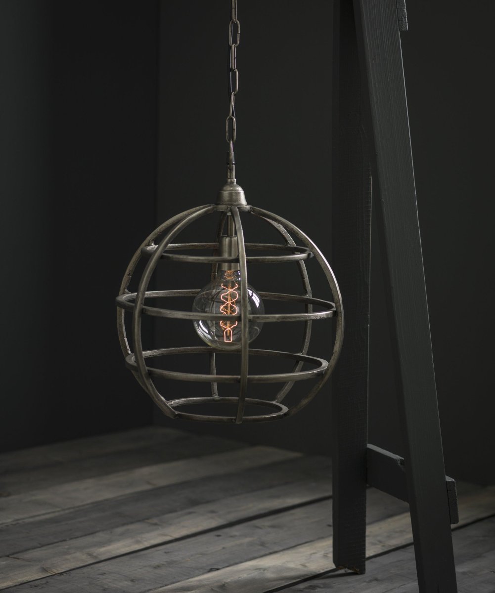 Bristol Ø40 Zilver hanglamp Van PR Home - De plafondlamp heeft een ketting van 1,2 meter lang en de plafondkap is in dezelfde kleur als de lamp.
