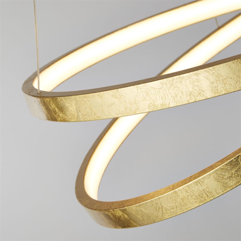 Float Ø47 Goud hanglamp Van Searchlight - Hij is afgewerkt met een prachtige bladgouden afwerking en wordt gecompleteerd door een witte ledstrip van PC-kunststof, opgehangen aan een bijpassende plafondbeugel van goudkleurig metaal.