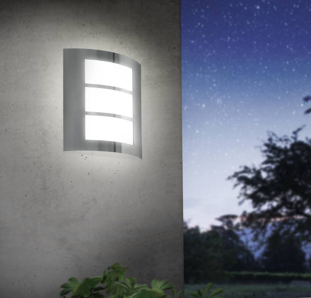 City Roestvrij staal buitenlamp Van Eglo - Dankzij het gebogen ontwerp en het gematteerde glas verspreidt de lamp een zacht en egaal licht, perfect voor de entree, gang of patio.